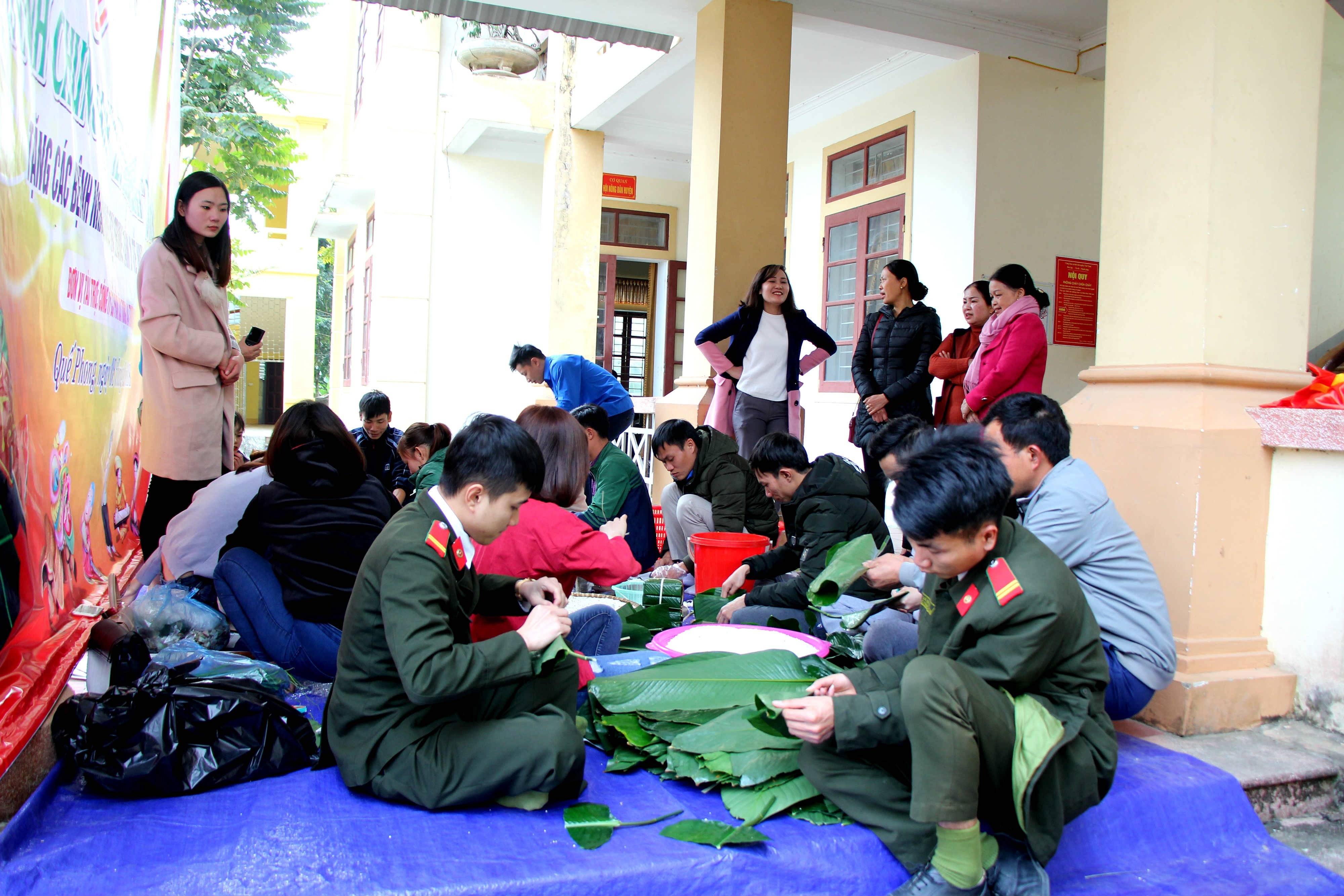 Các đoàn viên cùng nhau gói bánh tặng bệnh nhân đang điều trị tại Trung tâm y tế huyện. Ảnh: Hùng Cường