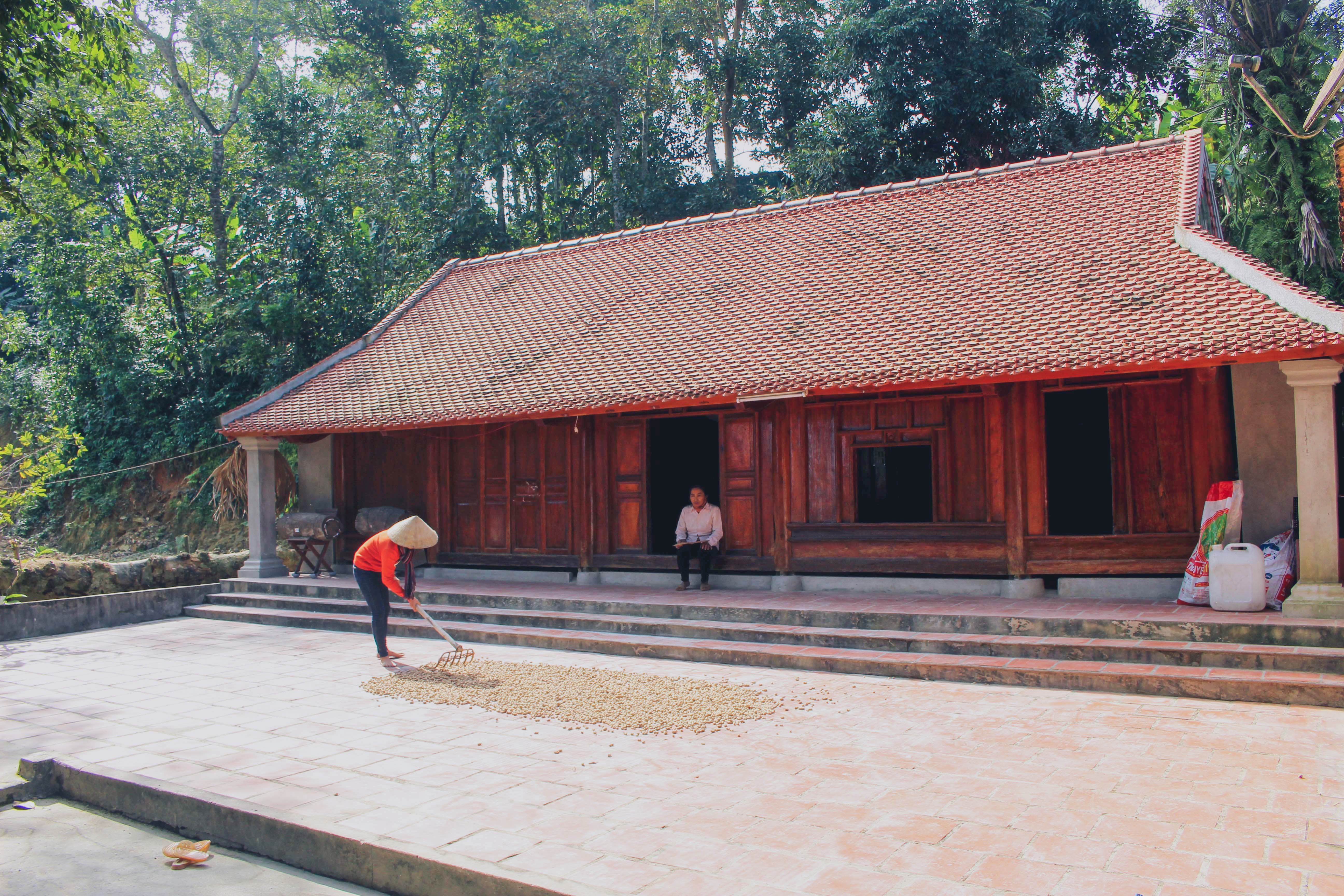 Làng Lương Điền, xã Thanh Xuân là vùng quê còn lưu giữ được nhiều nhà cổ nhất  ở huyện Thanh Chương. Nhà ở đây thường có gian lẻ, có trần - chạn để trú tránh lũ lụt. Ảnh: Huy Thư