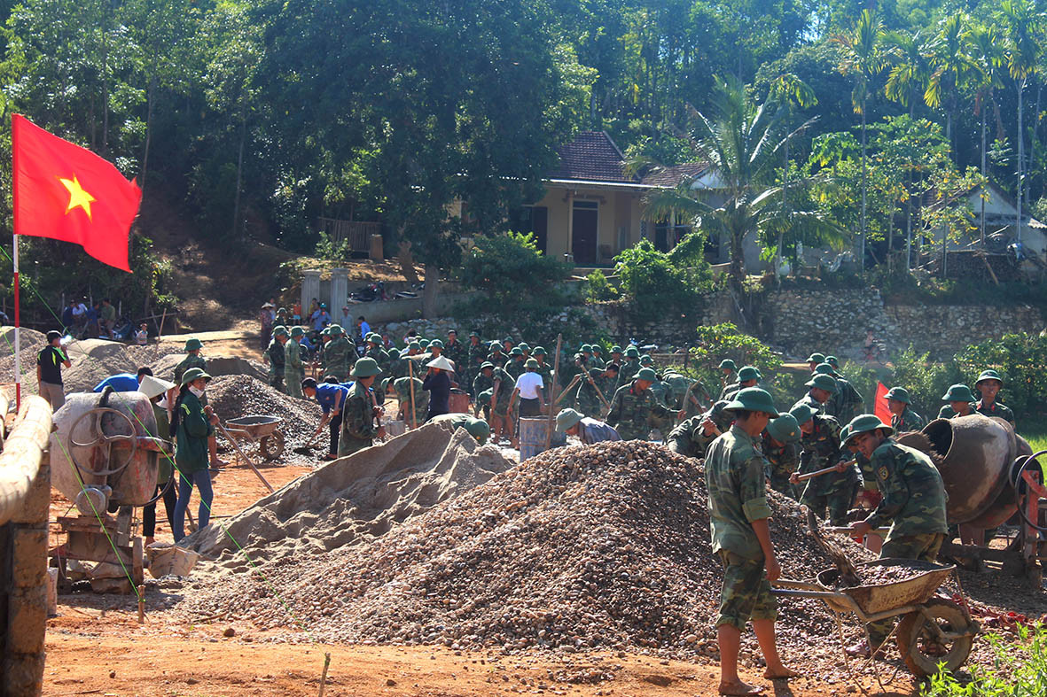Cán bộ, chiến sỹ Trung đoàn 335 giúp nhân dân xây dựng nông thôn mới tại xóm 12 - xã Linh Sơn (Anh Sơn). Ảnh: Lê Tường Hiếu