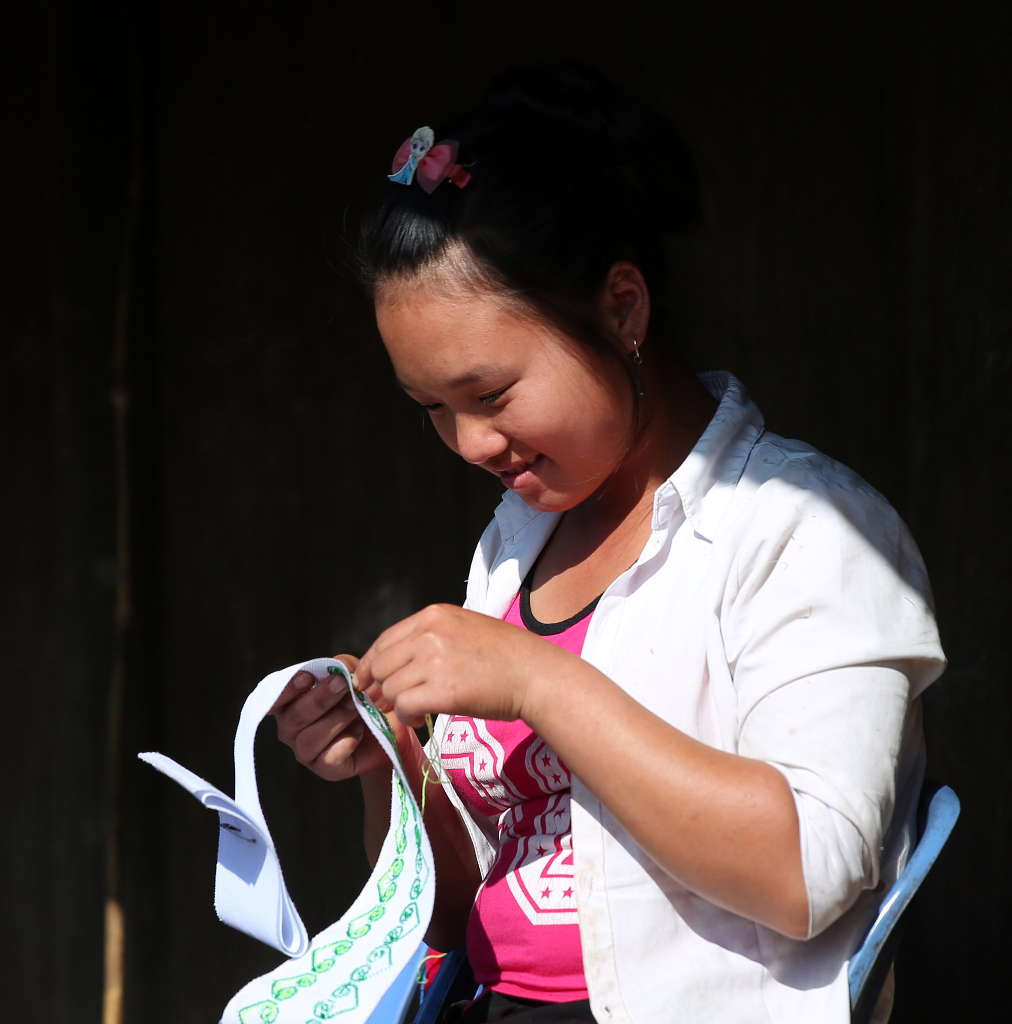 Thiếu nữ Mông ở bản Nậm Tột,  xã Tri Lễ (Quế Phong) thêu váy, áo.  Ảnh: Kiên Phương