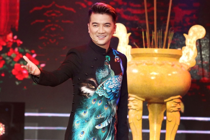 Ca sĩ mang đến sáng tác mới dành riêng cho chương trình là Xuân trên Đất Việt. 