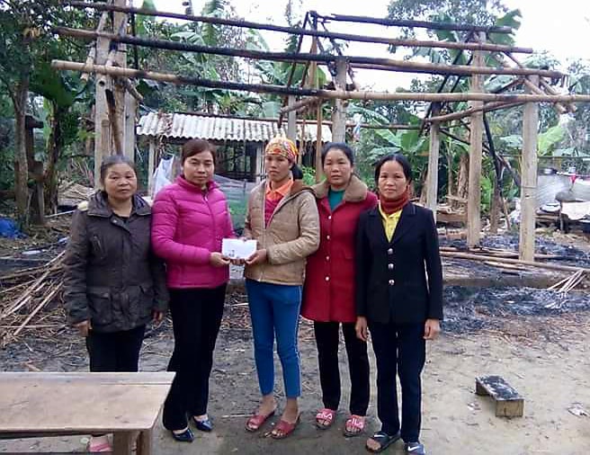 Các tổ chức, cá nhân hỗ trợ 50 triệu đồng cho gia đình anh Phùng bị hỏa hoạn. Ảnh: Phan Giang