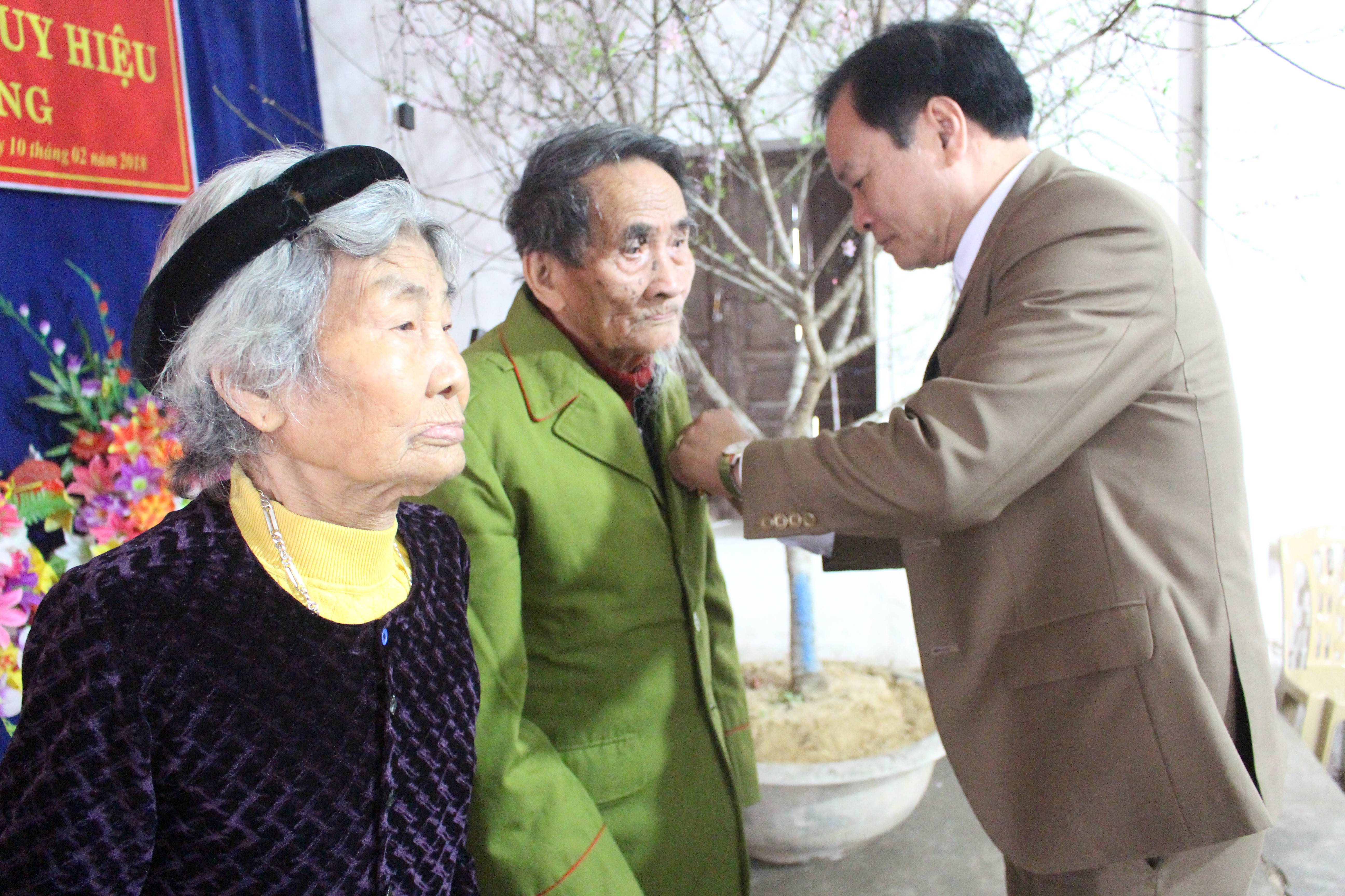 Đồng chí Hồ Phúc Hợp trao Huy hiệu đảng cho đảng viên xã Quỳnh Hồng, huyện Quỳnh Lưu.