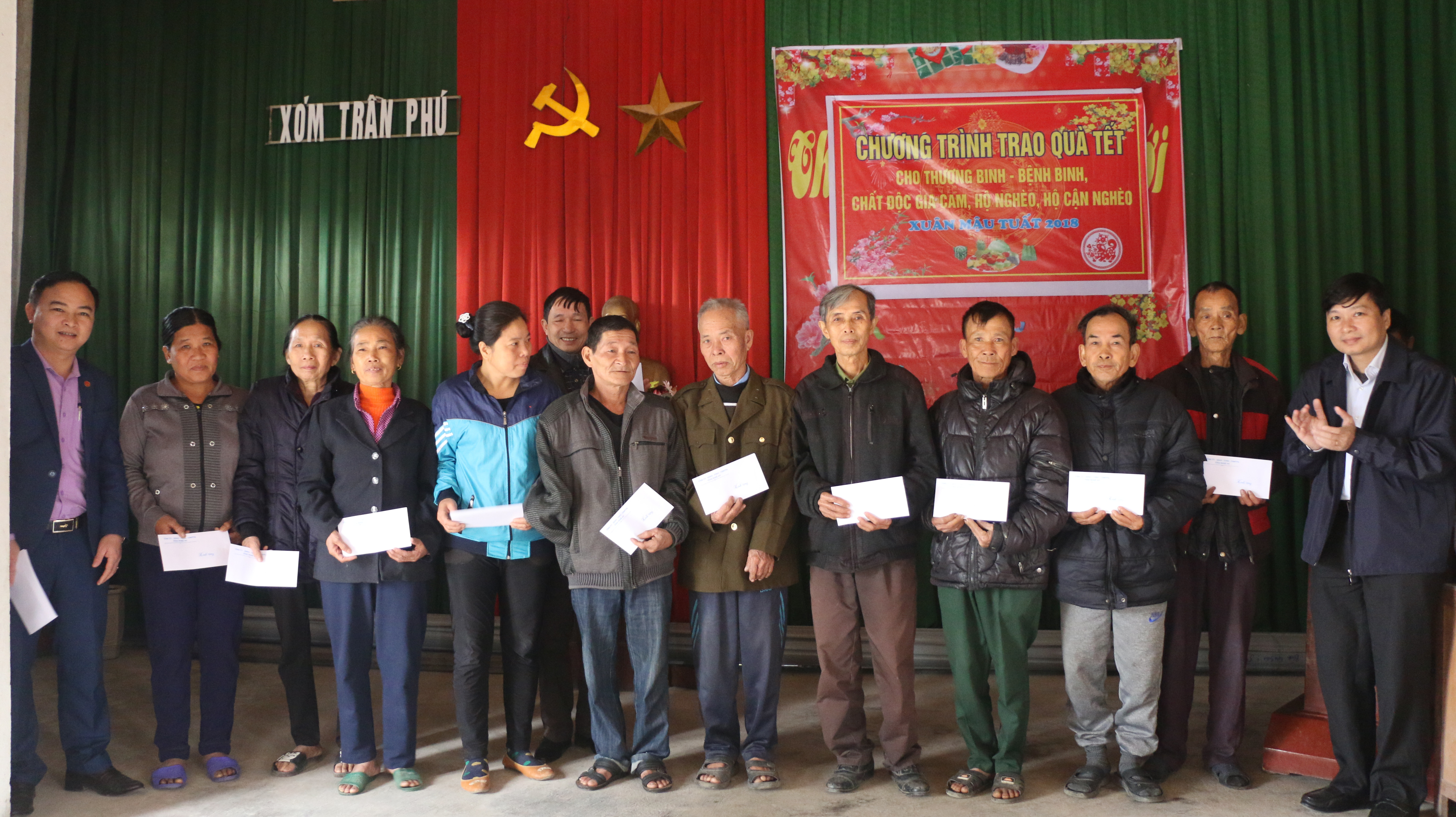Chủ nhiệm Ủy ban Kiểm tra Tỉnh ủy tặng quà tết cho người dân xã Lưu Sơn, huyện Đô Lương. Ảnh: Hữu Hoàn