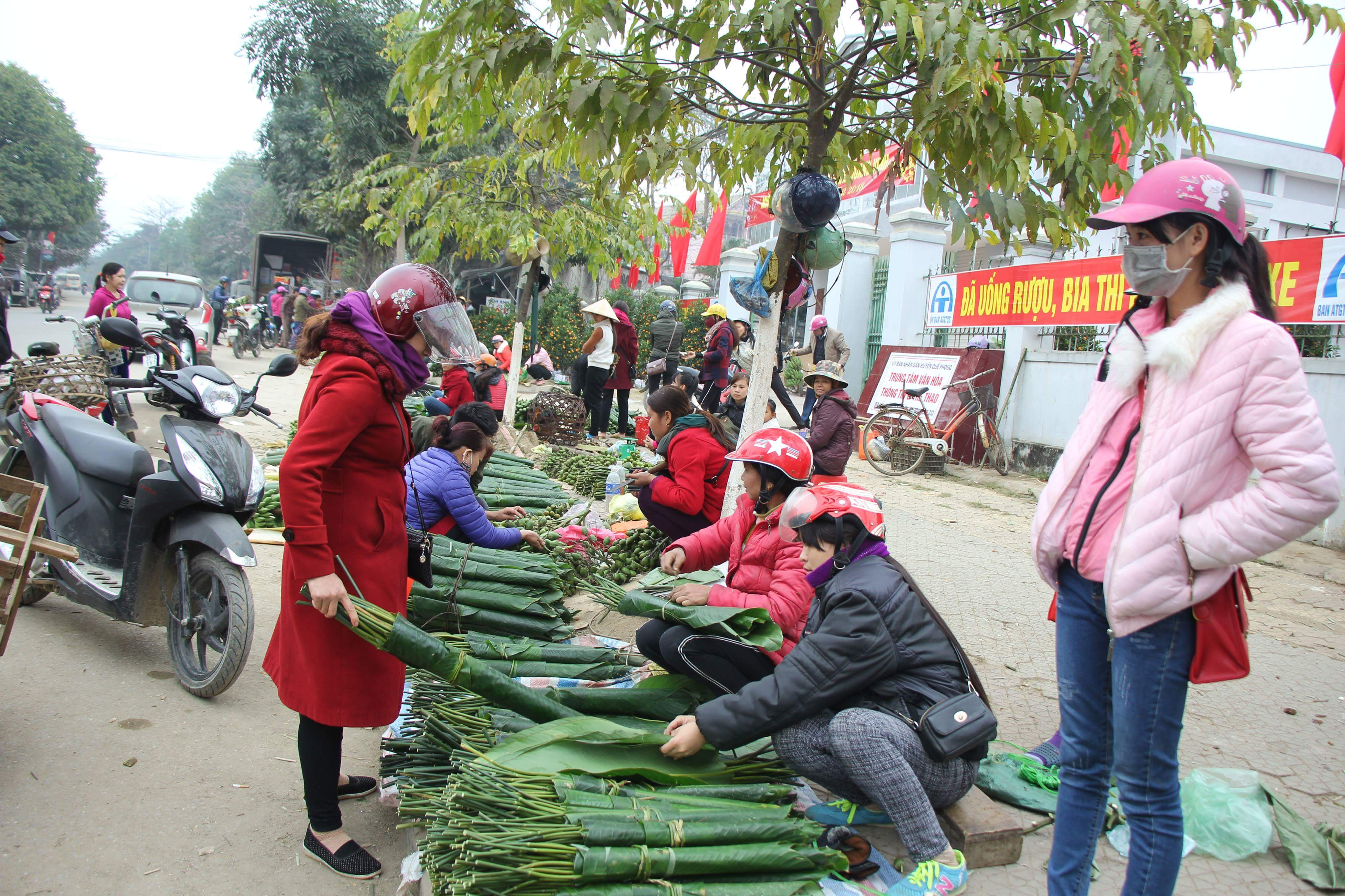 Người dân huyện miền núi Nghệ An đi chợ tết. Ảnh: Hùng Cường