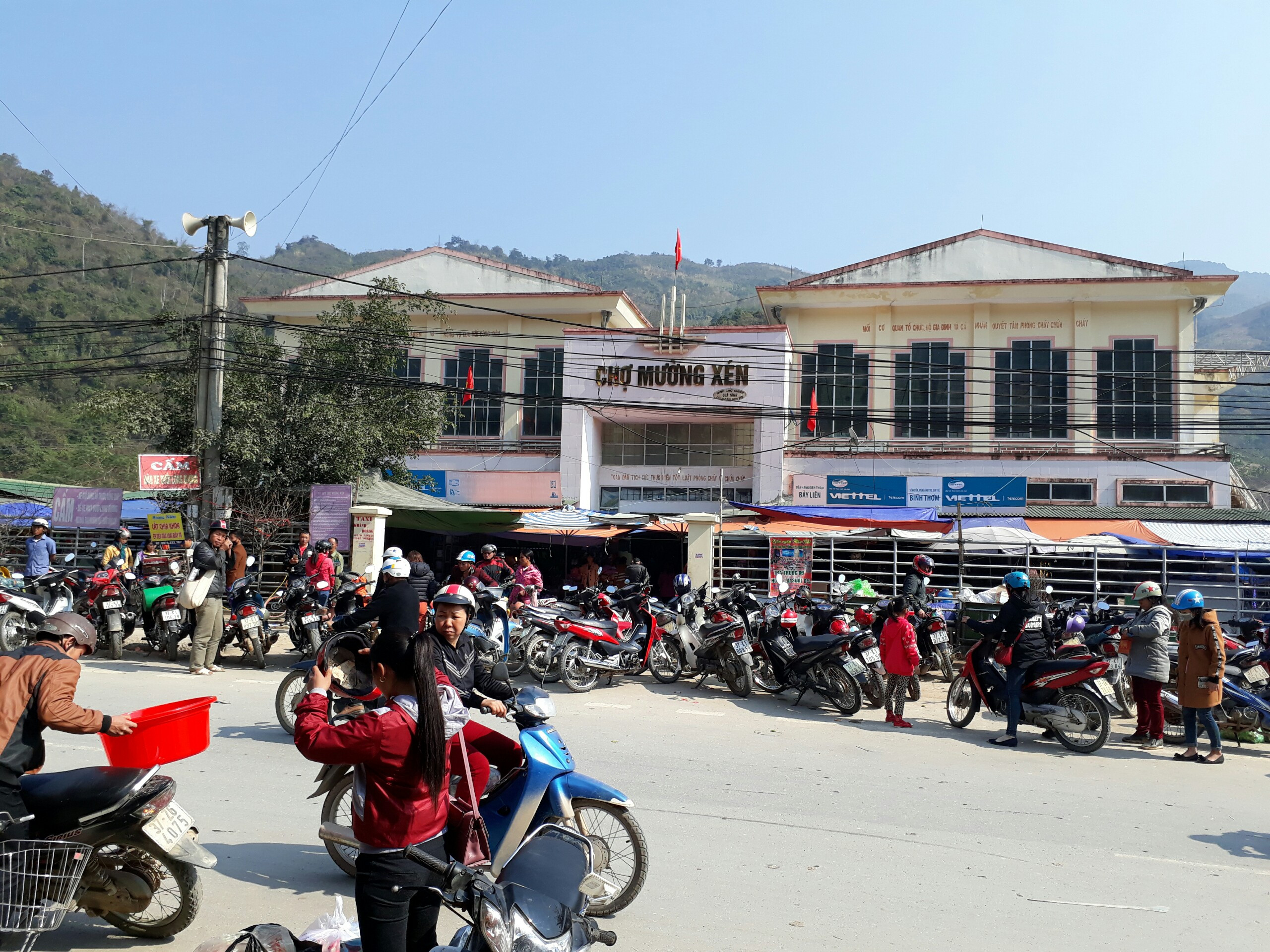 Chật ních những chiếc xe máy của người dân đi chợ Mường Xén, Kỳ Sơn trong ngày 25 tết. Ảnh: Hồ Phương