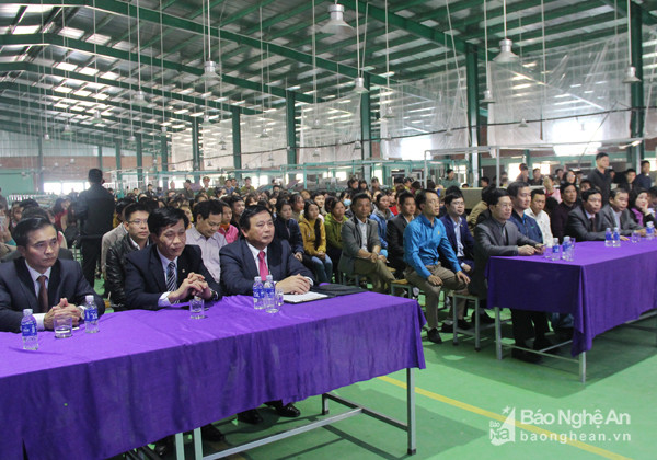 Các đại biểu Trung ương, tỉnh và huyện Thanh Chương tham gia chương trình Tết sum vầy 2018 tại Công ty Dong A - Vinh