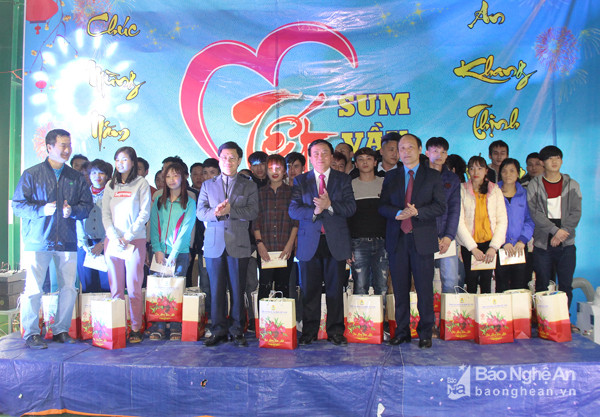 Các đồng chí lãnh đạo Trung ương, lãnh đạo tỉnh, huyện Nam Đàn cắt băng khai mạc cuộc triển lãm