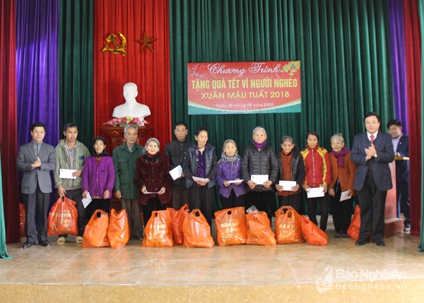 Các đồng chí Nguyễn Xuân Thắng và Nguyễn Xuân Sơn tặng quà các hộ nghèo xã Thanh Xuân