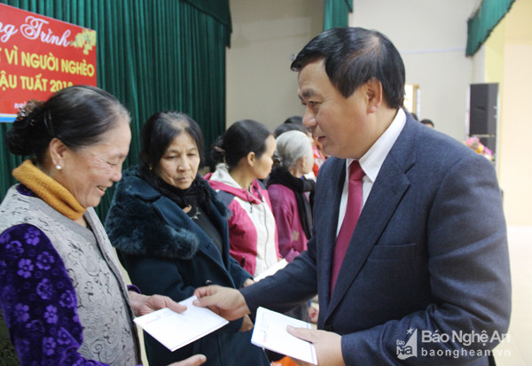 Bí thư Trung ương Đảng Nguyễn Xuân Thắng trao tặng quà cho các hộ nghèo xã Thanh Giang