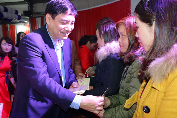  Đồng chí Nguyễn Đắc Vinh trao quà tết cho công nhân lao động. Ảnh: Mỹ Hà