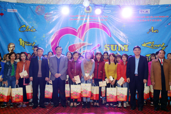Các đồng chí lãnh đạo Trung ương và Địa phương trao quà tết cho những công nhân nghèo ở Công ty TNHH Trung Lai. 