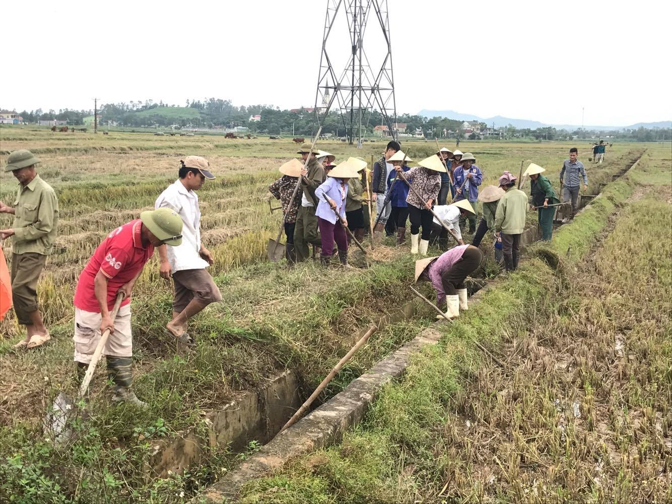 Nạo vét kênh mương nội đồng ở xã Nghĩa Liên để đảm bảo nước tưới cho vụ xuân. Ảnh: Minh Thái