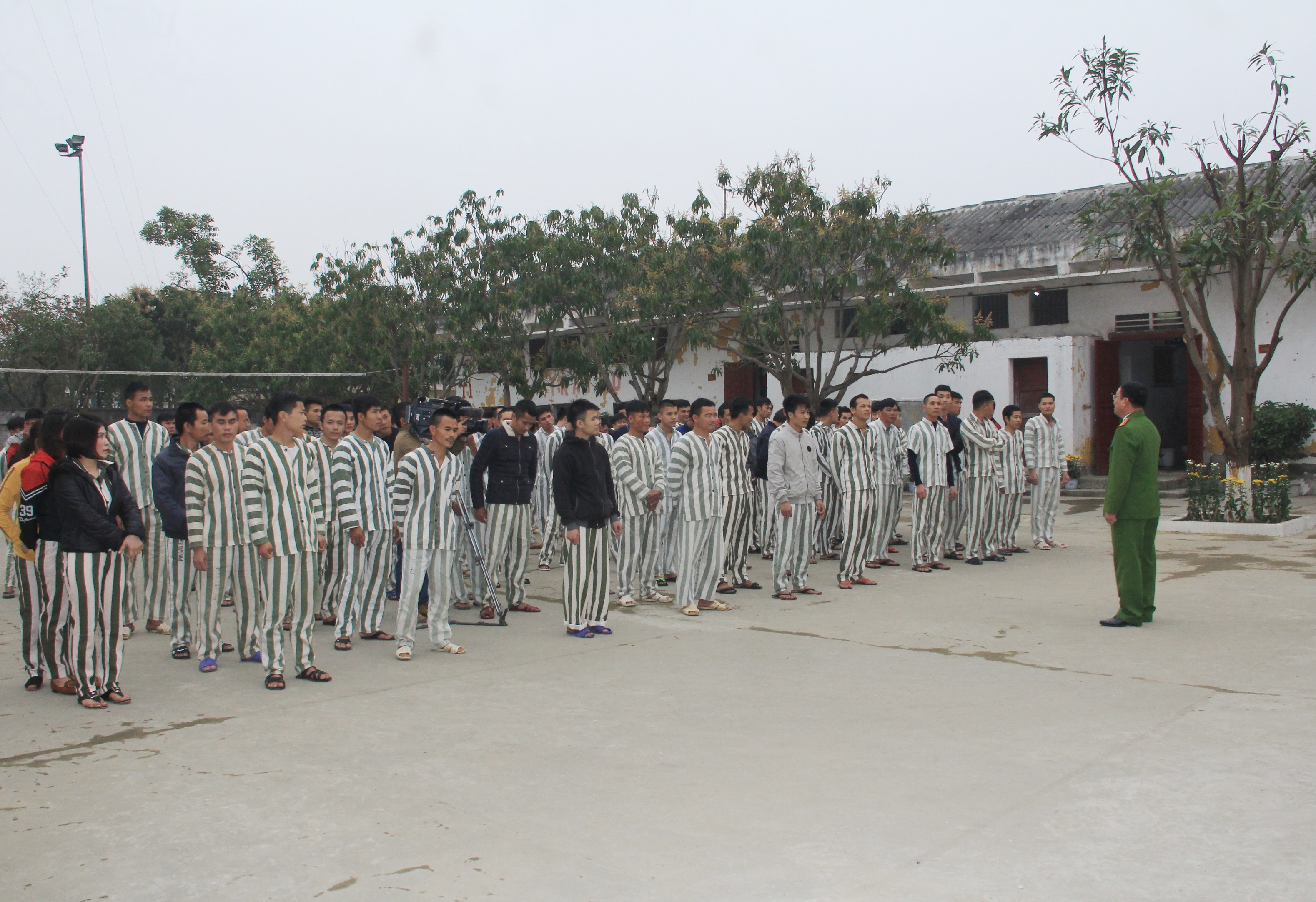Đã thành thông lệ, cứ vào khoảng 25 tháng Chạp hàng năm, Trại tạm giam Công an tỉnh Nghệ An lại tổ chức bữa cơm tất niên sớm dành cho 109 phạm nhân đang thi hành án tại đây. Ảnh: Phạm Bằng