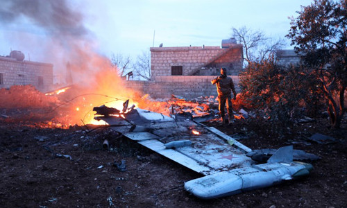 Phiến quân Syria chụp ảnh chiếc máy bay Nga bị bắn hạ ngày 3/2. Ảnh: AFP.