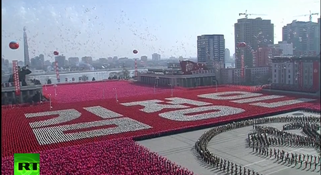 Lễ duyệt binh tràn ngập cờ, hoa và bóng bay của Triều Tiên. Ảnh: RT