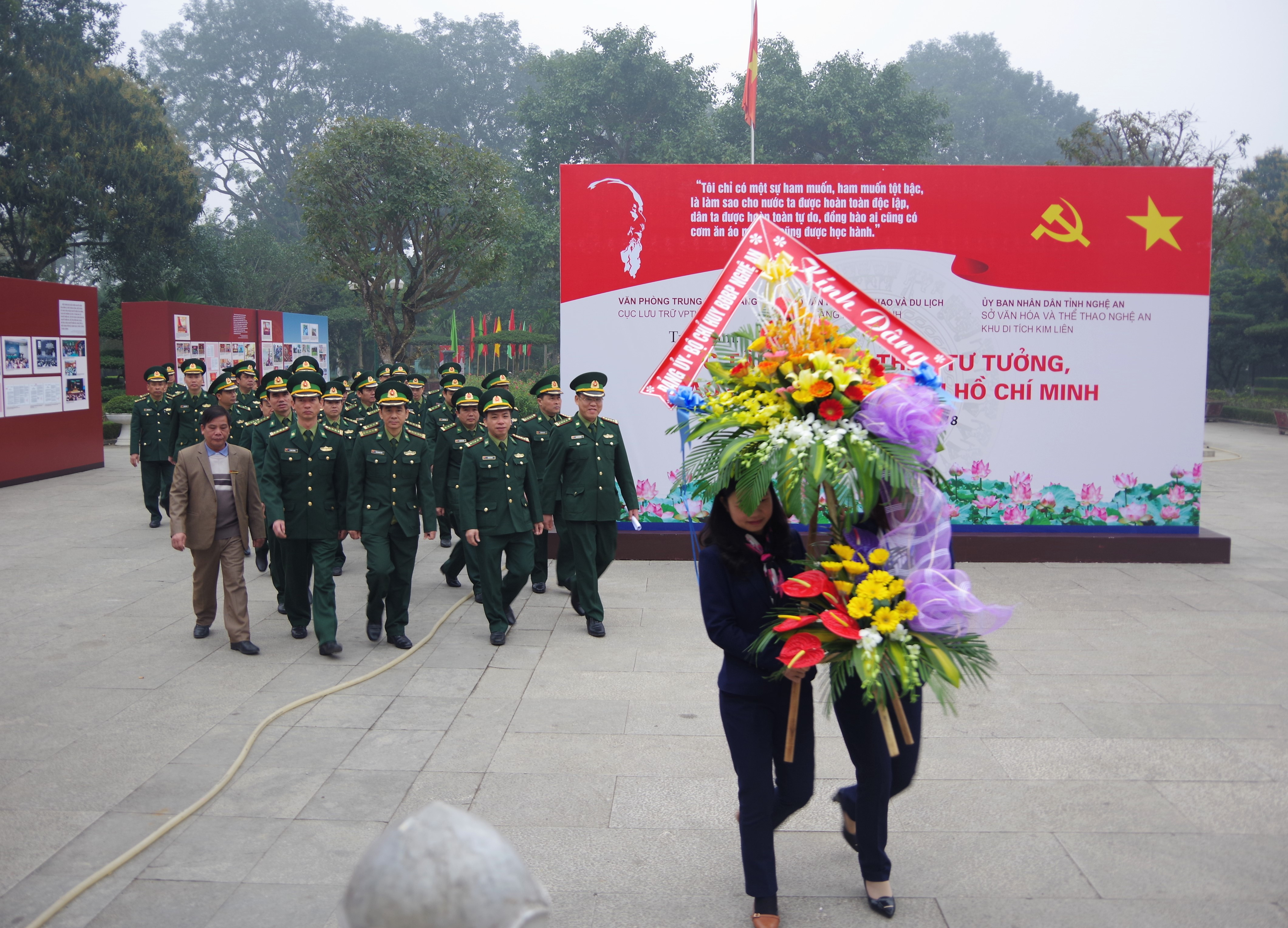  Đoàn đại biểu BĐBP tỉnh dâng hoa tại Khu Di tích Kim Liên. Ảnh: Hùng Phong