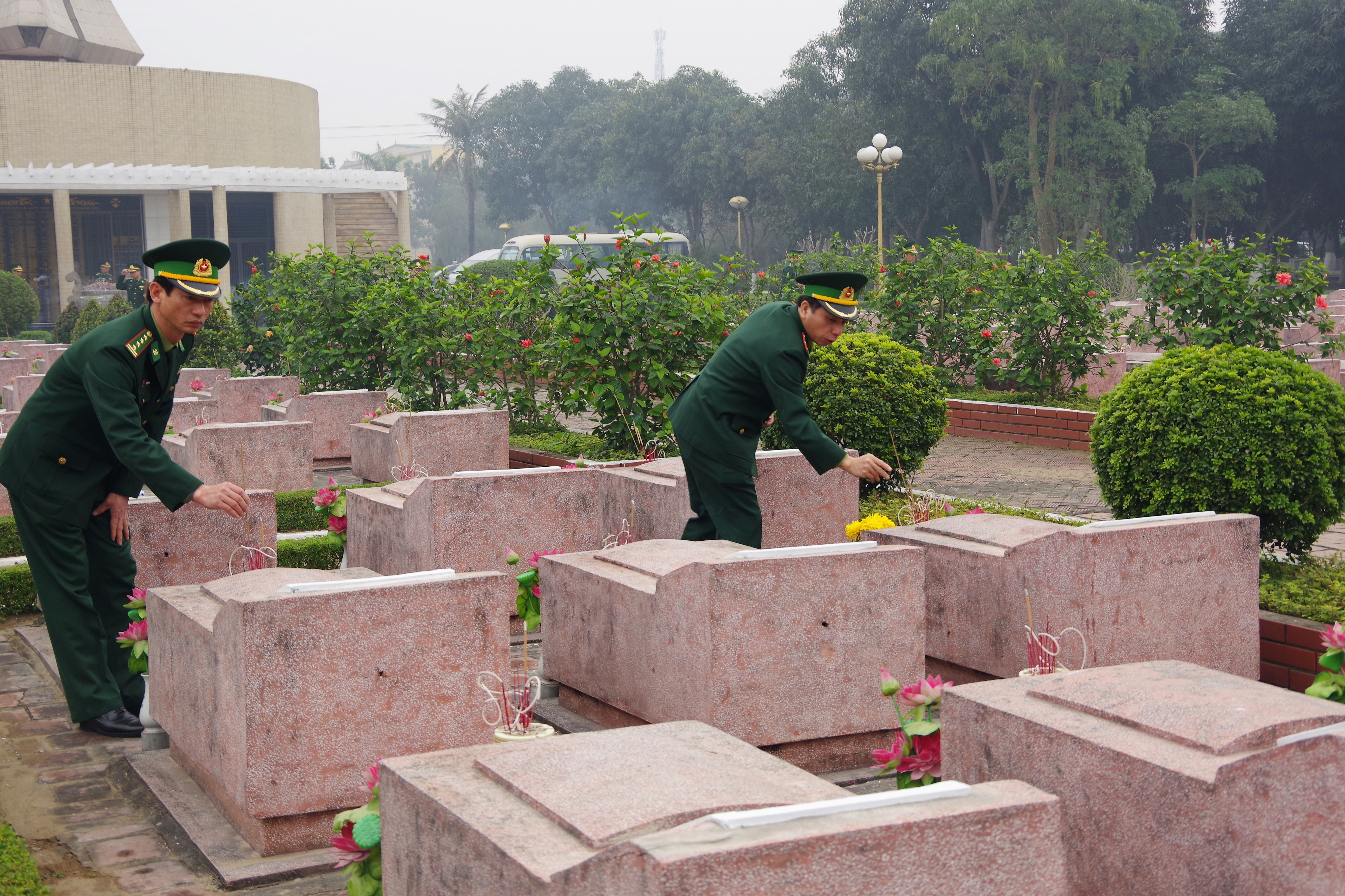 Đoàn đại biểu BĐBP tỉnh thắp hương tưởng nhớ đến các Anh hùng Liệt sỹ tại nghĩa trang Liệt sỹ Thành phố Vinh. Ảnh: Hùng Phong