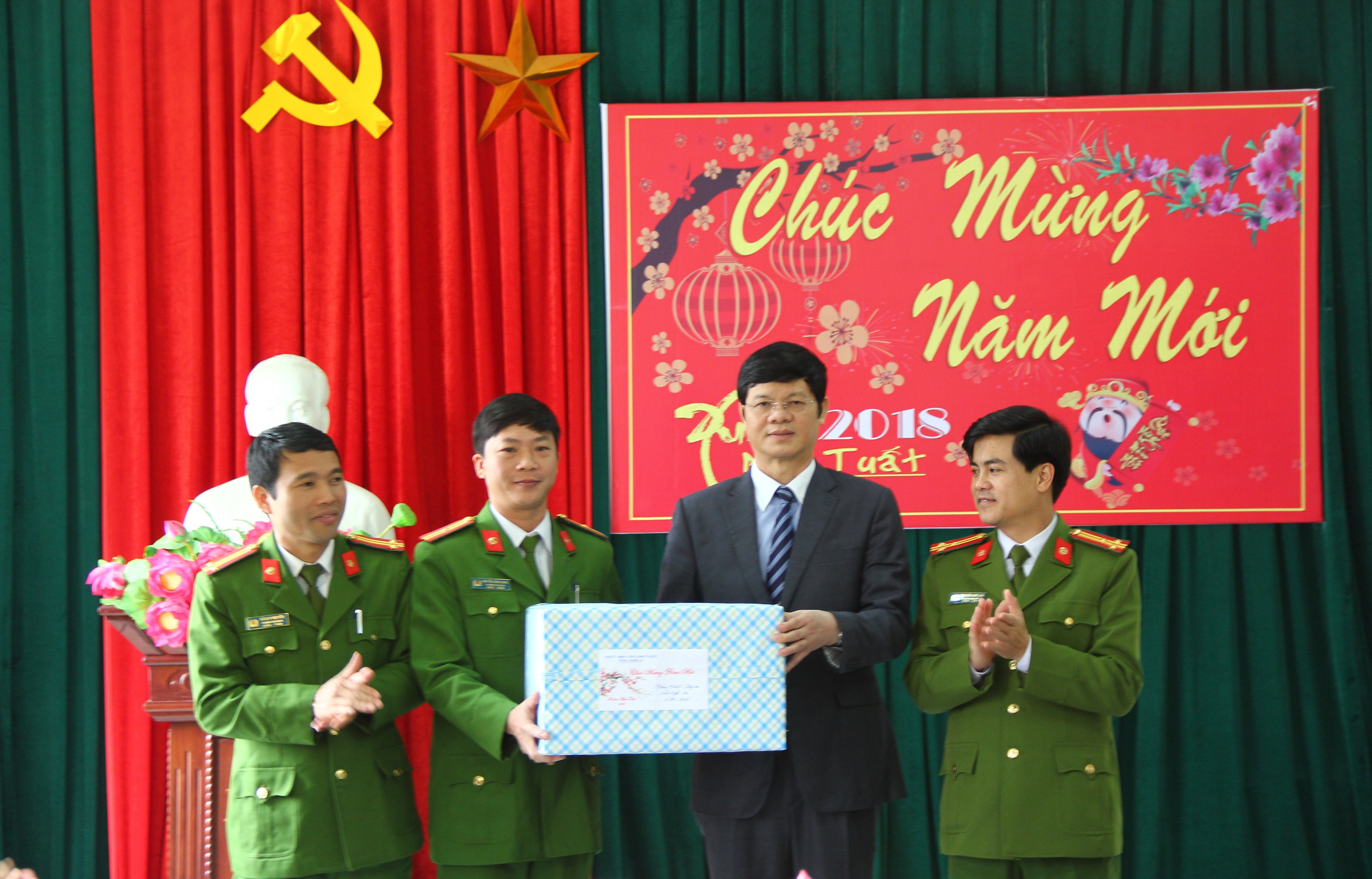 Trước đó, đoàn cũng đã đến thăm, tặng quà tại Trại tạm giam Công an tỉnh Nghệ An. Theo lãnh đạo trại, dịp Tết đơn vị cũng sẽ tổ chức mâm cỗ để các phạm nhân ăn Tết. 