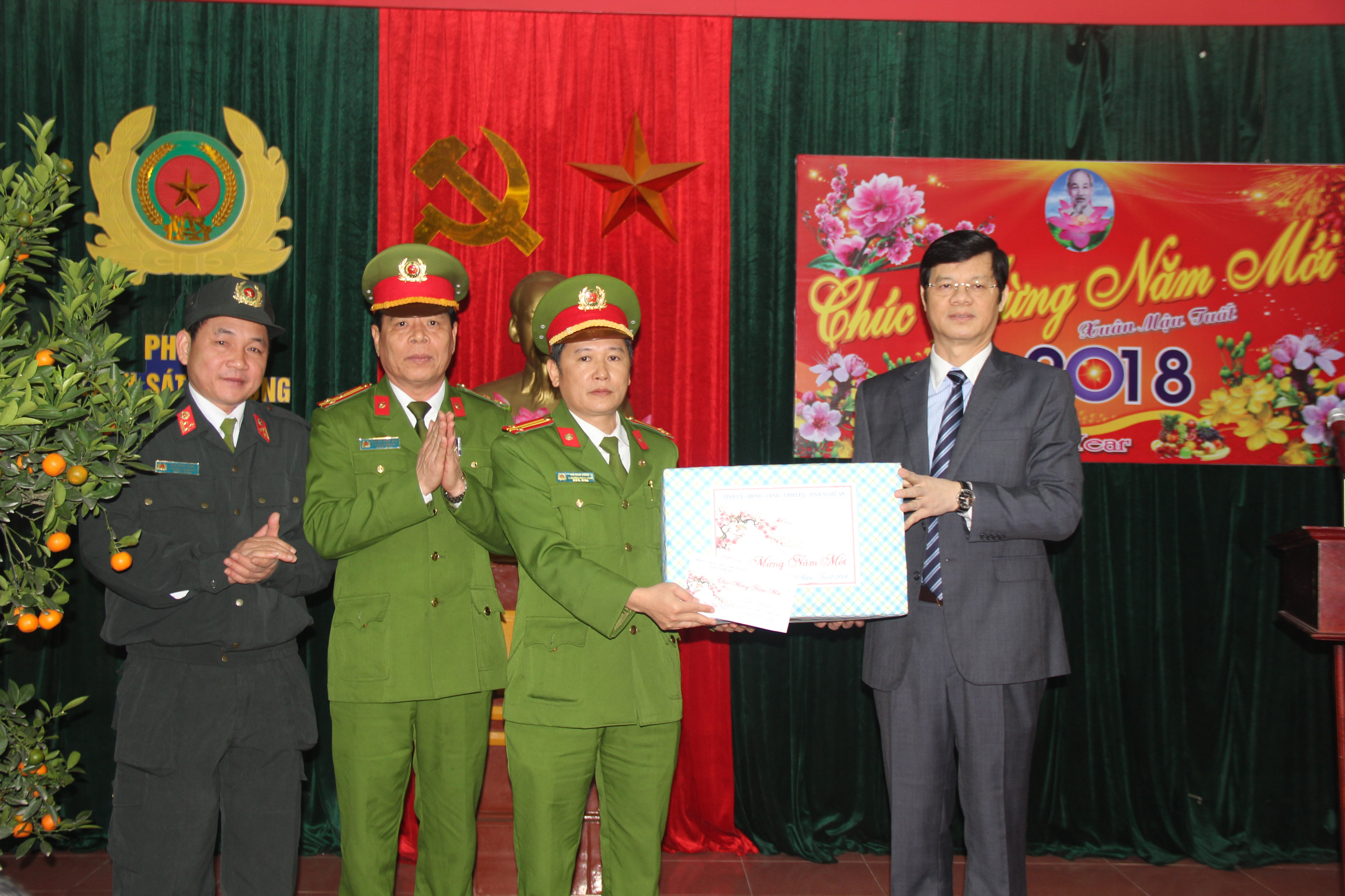 Phó Chủ tịch Thường trực UBND tỉnh trao quà cho lãnh đạo Phòng cảnh sát cơ động (PK 20). Ảnh: Tiến Hùng