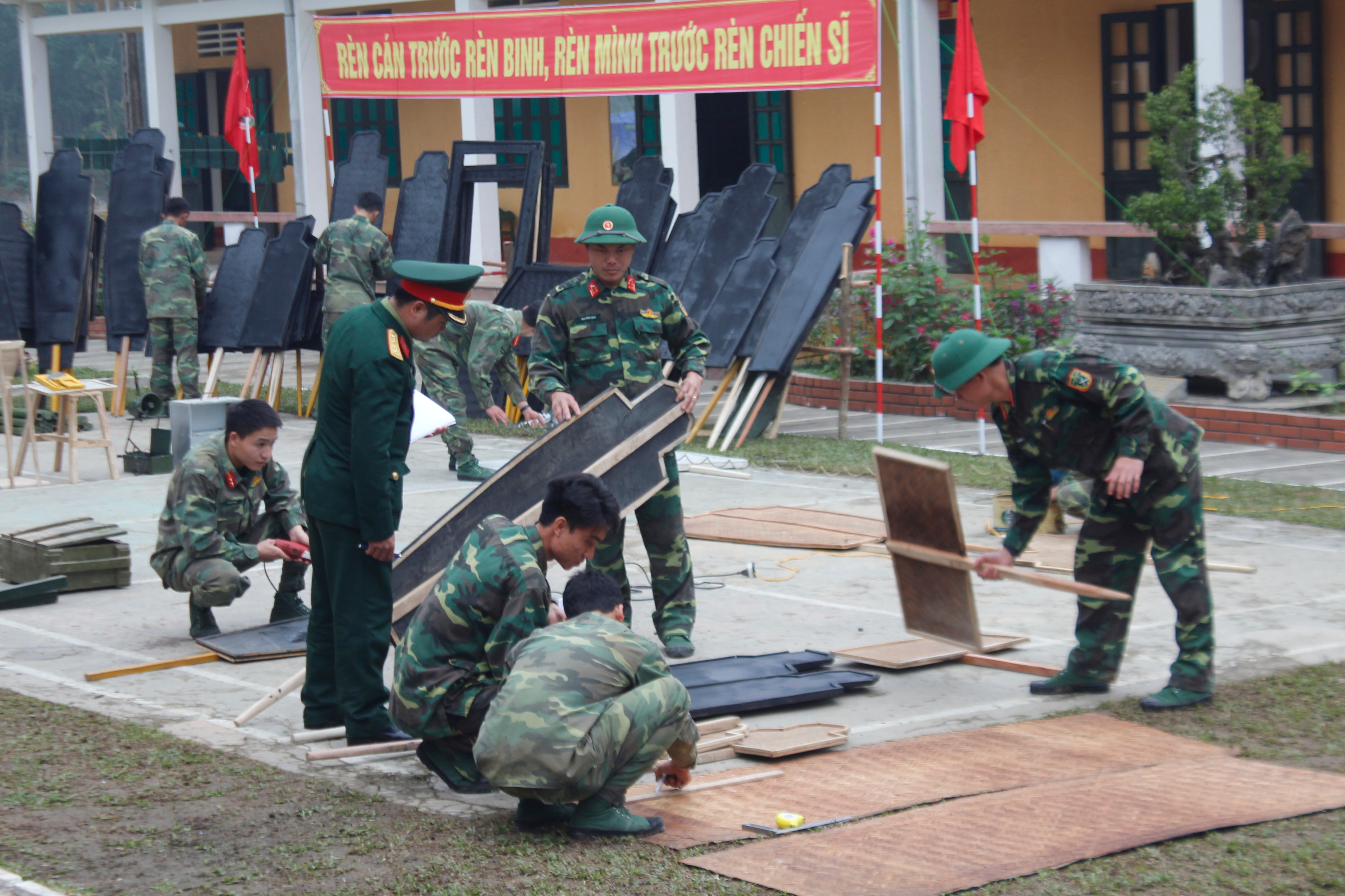 Song song với những hoạt động giúp bộ đội vui xuân, đón Tết thì thao trường, bãi tập, mô hình, học cụ cũng được các đơn vị chuẩn bị cho mùa ra quân huấn luyện ngày 1/3/2018.