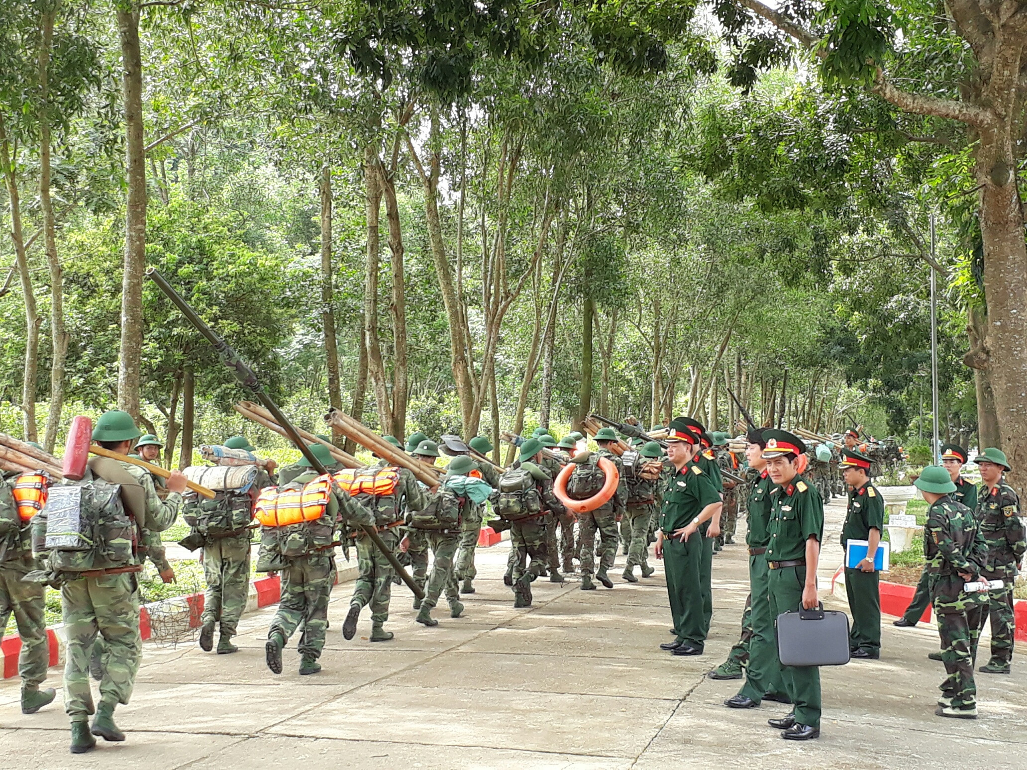 Là một đơn vị chủ lực nên vào ngày Tết các đơn vị vẫn thường xuyên báo động, tổ chức kiểm tra công tác sẵn sàng chiến đấu. Mục tiêu là không để bất ngờ, bị động trong mọi tình huống, vui xuân nhưng không quên nhiệm vụ. Ảnh: Lê Tường Hiếu