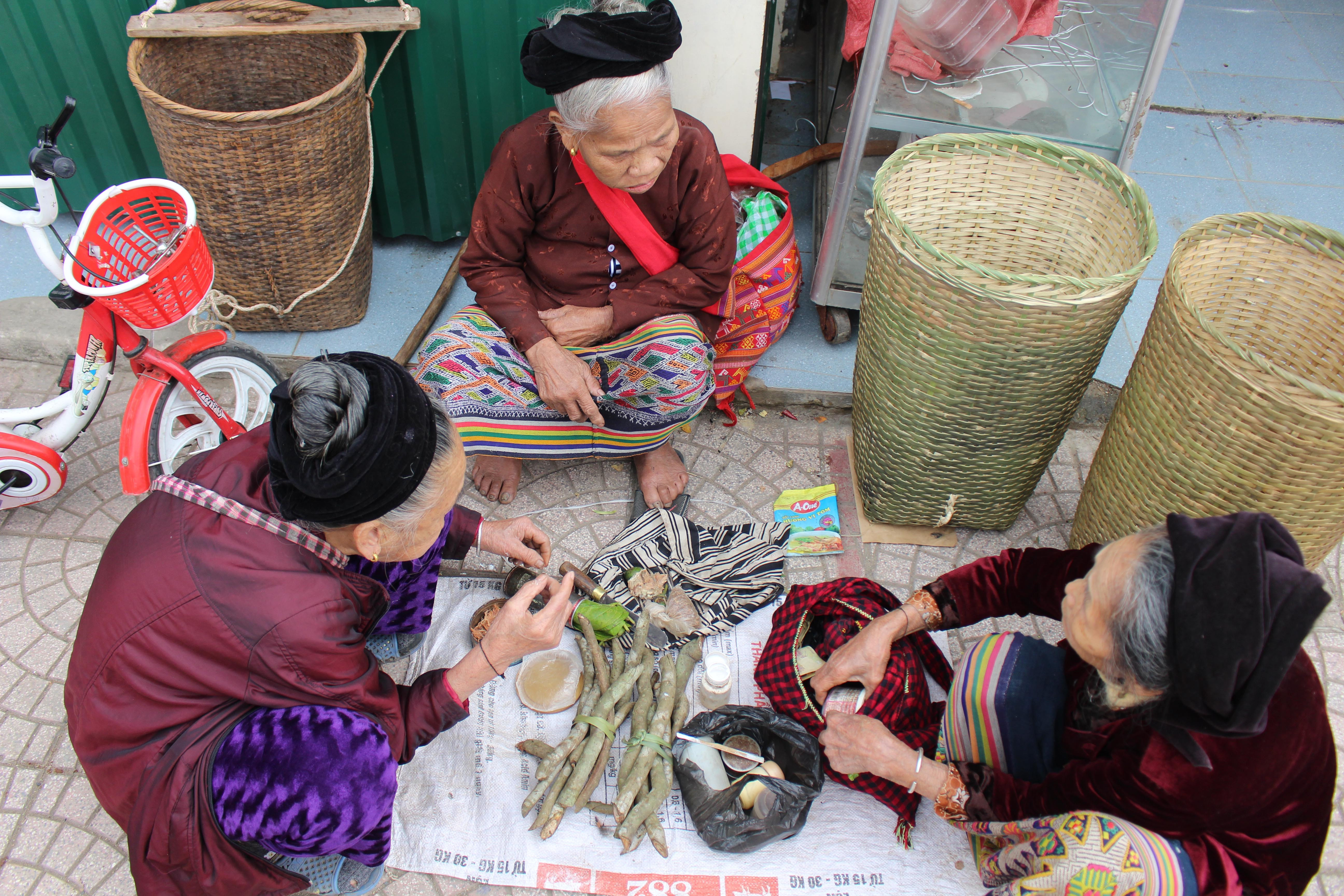 Chợ còn là nơi tâm tình, trò chuyện của người dân bản địa. Ảnh: Đình Tuân