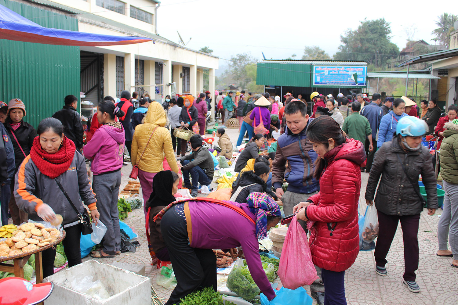 Chợ phiên Tam Thái là một nét văn hóa đặc trưng của vùng cao. Đây là nơi giao lưu trao đổi sản phẩm do chính người dân sản xuất. Ảnh Đình Tuân
