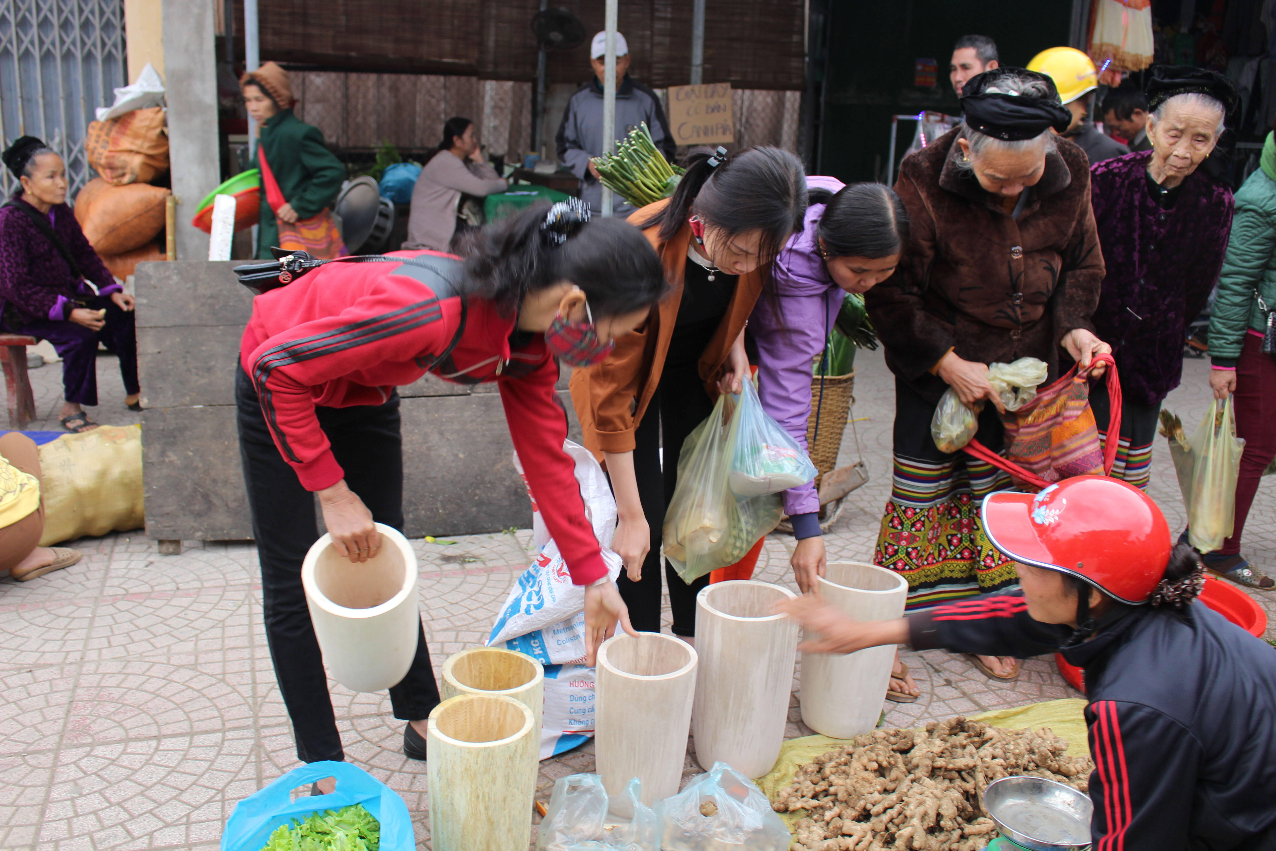 Trong dịp này, mặt hàng chõ hông xôi bán rất chạy. Ảnh: Đình Tuân.