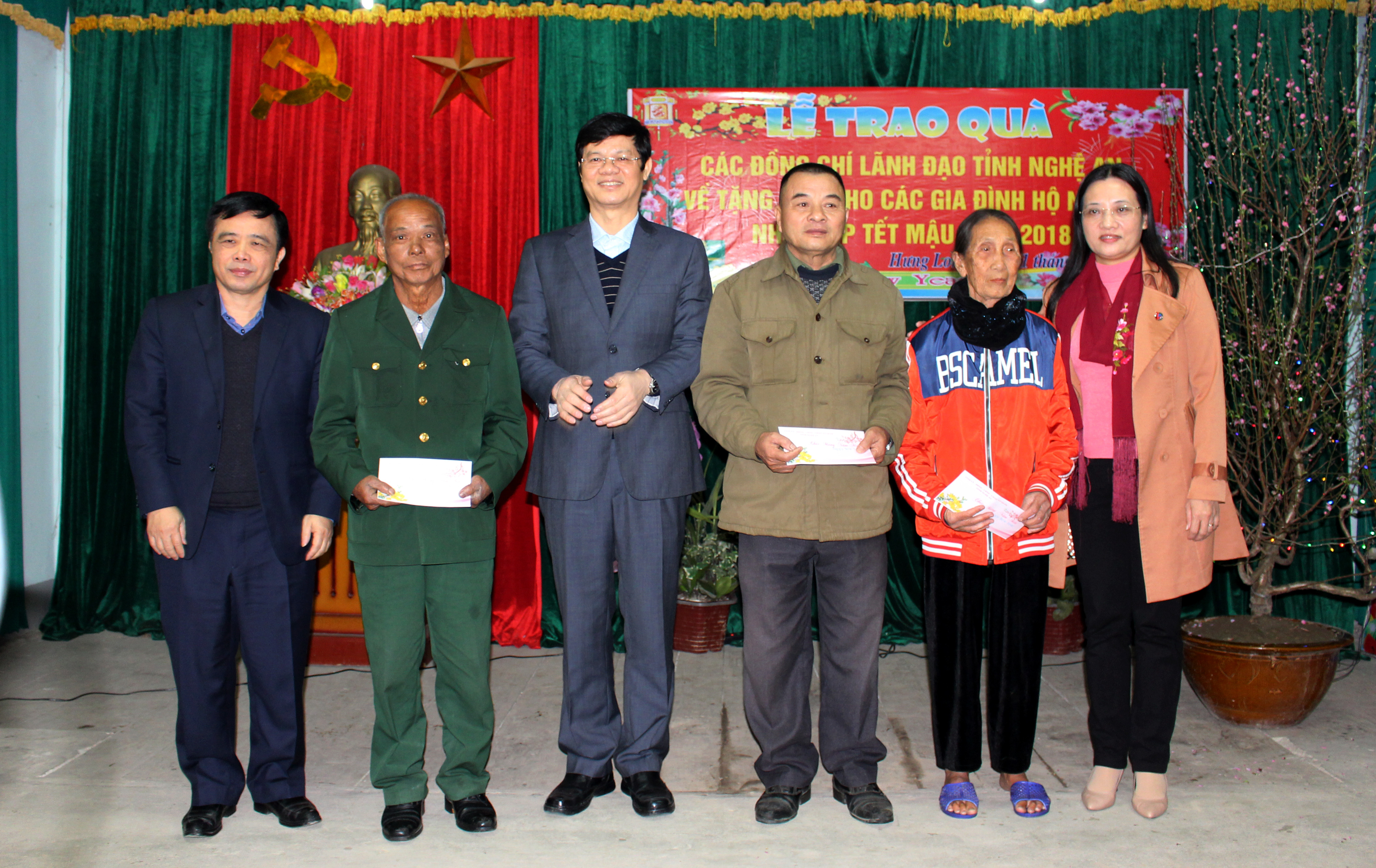 53 hộ nghèo và 3 gia đình chính sách tại xã Hưng Long, huyện Hưng Nguyên đã được đón nhận những món quà Tết ý nghĩa trong dịp này. Ảnh: Đinh Nguyệt
