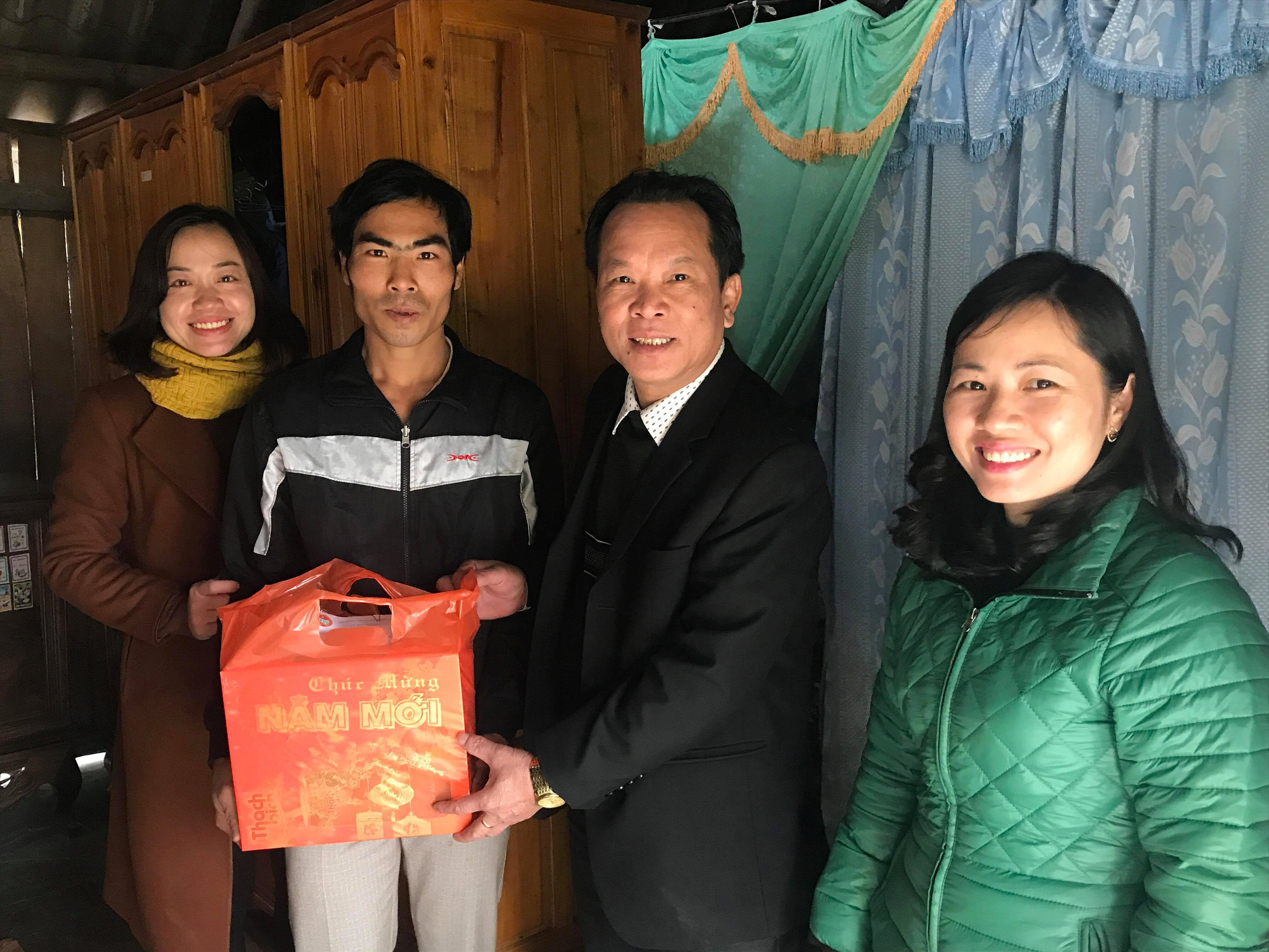 Trao quà tết cho gia đình anh Trương Văn Chung ở xóm 5 xã Nghĩa MInh. Ảnh Minh Thái.