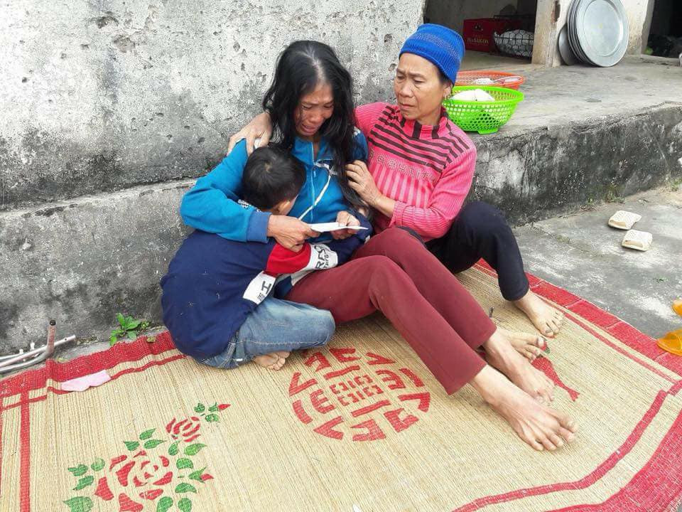 Bà Nguyễn Thị Vinh (mẹ của anh Tiến và anh Đồng) đau buồn khi nghe tin hai con trai gặp tai nạn trên đường về quê. Ảnh: K.A