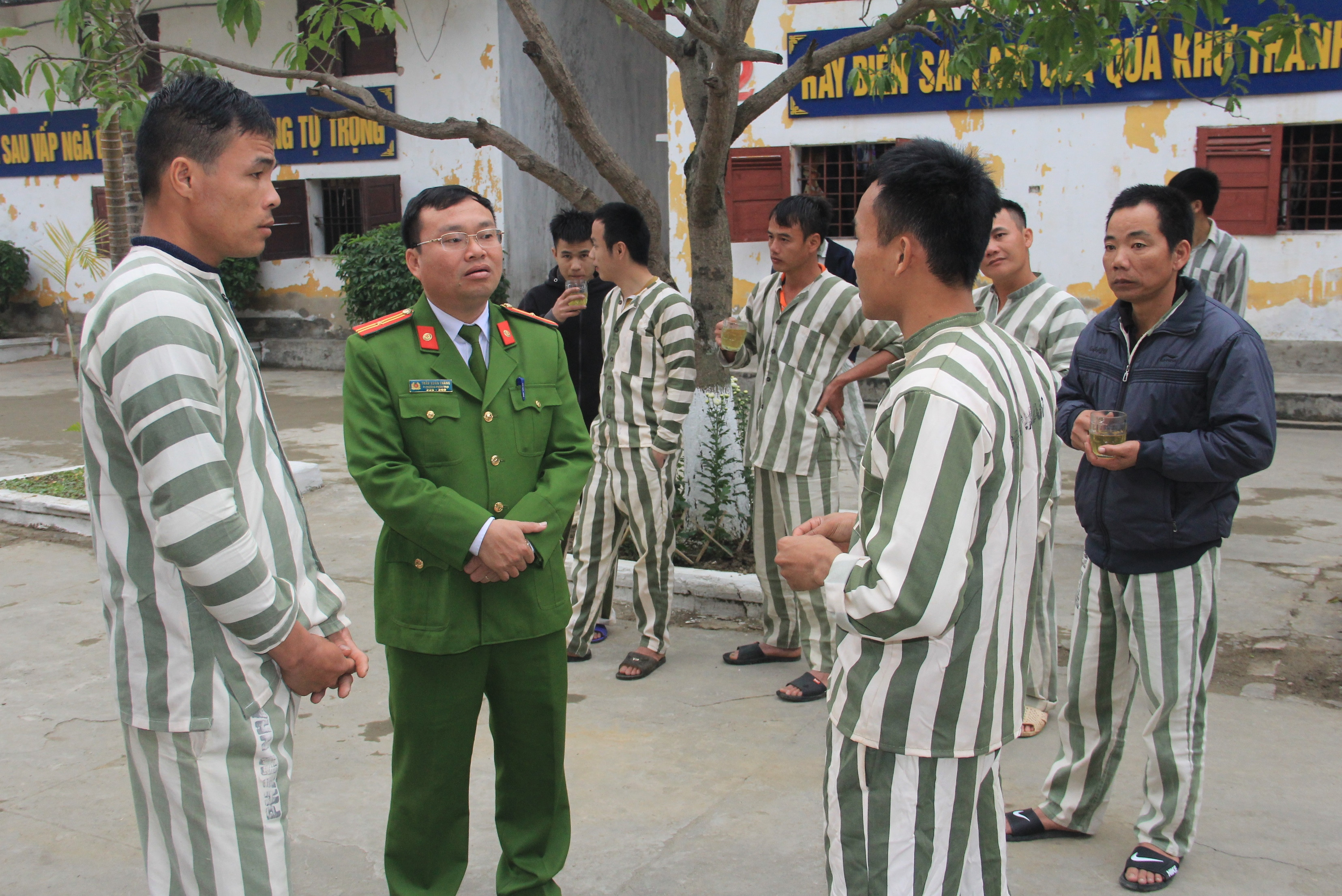 Sau khi ăn uống xong, các phạm nhân vui vẻ trò chuyện với cán bộ Trại tạm giam. Ảnh: Phạm Bằng