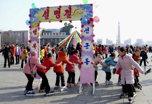 Trẻ em ở Triều Tiên vui chơi Tết. Ảnh: Reuters