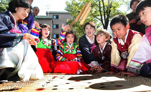 Trẻ em Hàn Quốc chơi Yutnori vào đầu năm - Ảnh chụp màn hình trang Korea.net