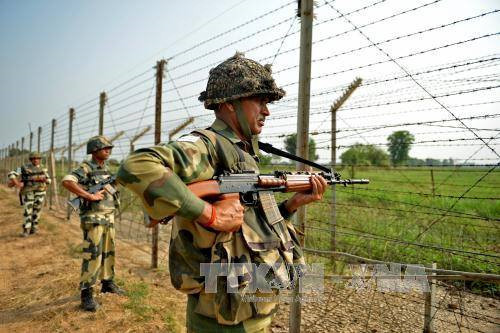 Binh sĩ thuộc Lực lượng biên phòng Ấn Độ tuần tra tại khu vực biên giới R.S Pora, phía tây nam bang Jammu, tháng 2/2016. Ảnh tư liệu: AFP/TTXVN 
