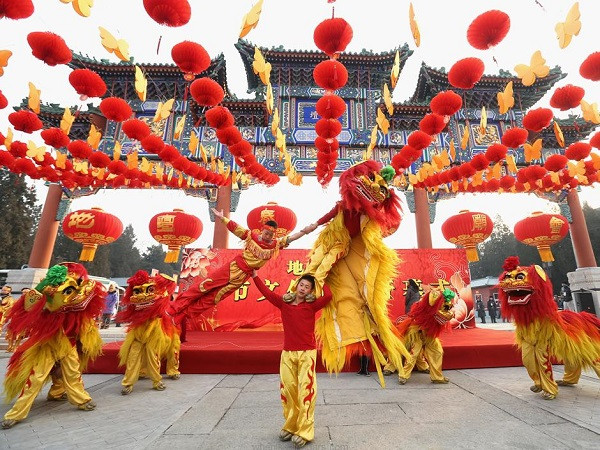 Múa sư tử ở Trung Quốc nhân dịp năm mới.