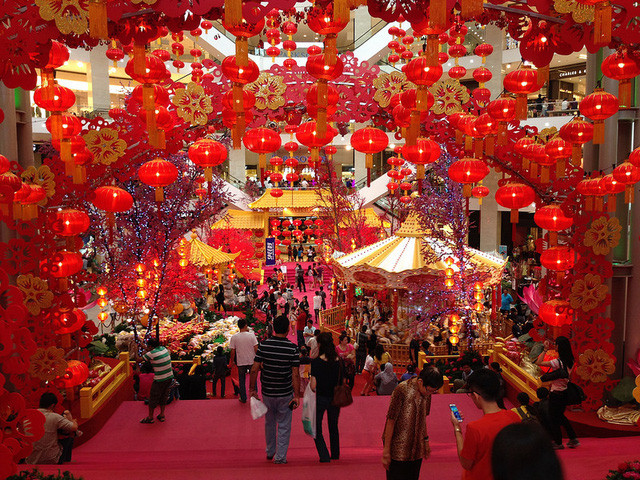 Lồng đèn đỏ được trang hoàng khắp nơi nhân dịp năm mới ở Trung Quốc.