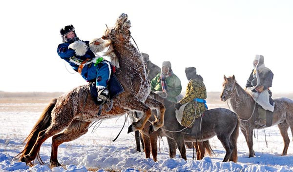Đua ngựa nhân dịp năm mới ở Mông Cổ.