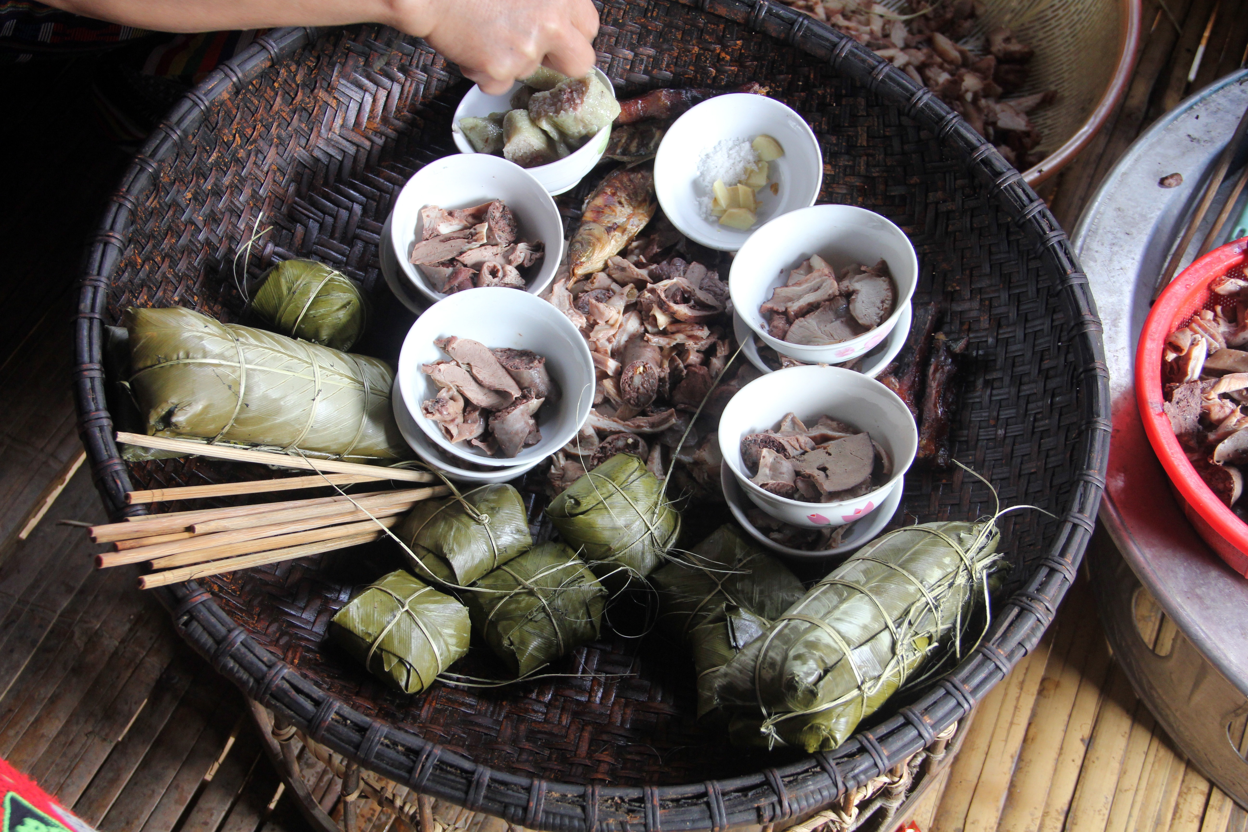 Mâm cúng tổ tiên trong ngày tết của người Thái tày Mường ở Nghệ An. Ảnh: Quốc Phòng