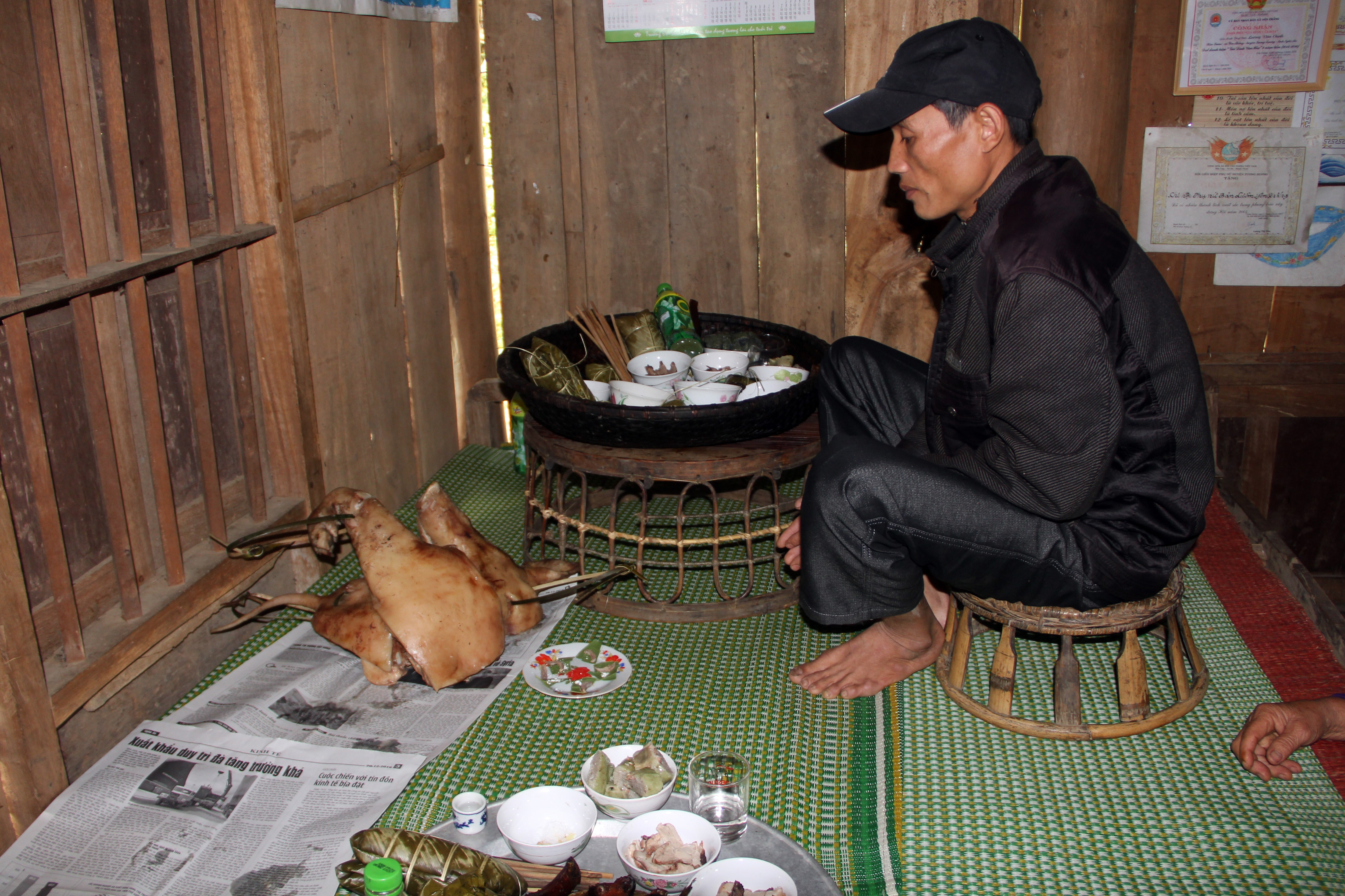 Thầy mo cúng trong ngày làm tết của người Thái. Ảnh: Hồ Phương