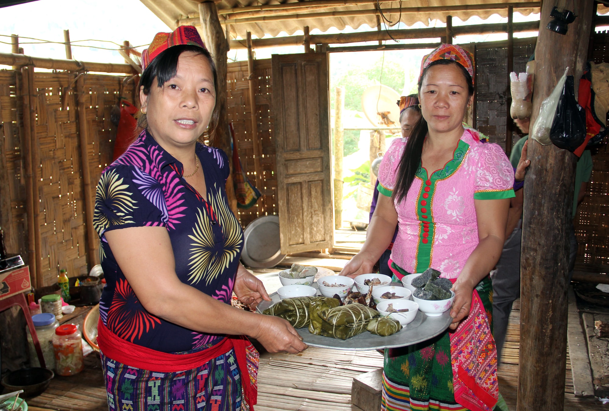 Cần con dâu và con gái bưng mâm khi mang ra cúng. Ảnh: Quốc Phòng