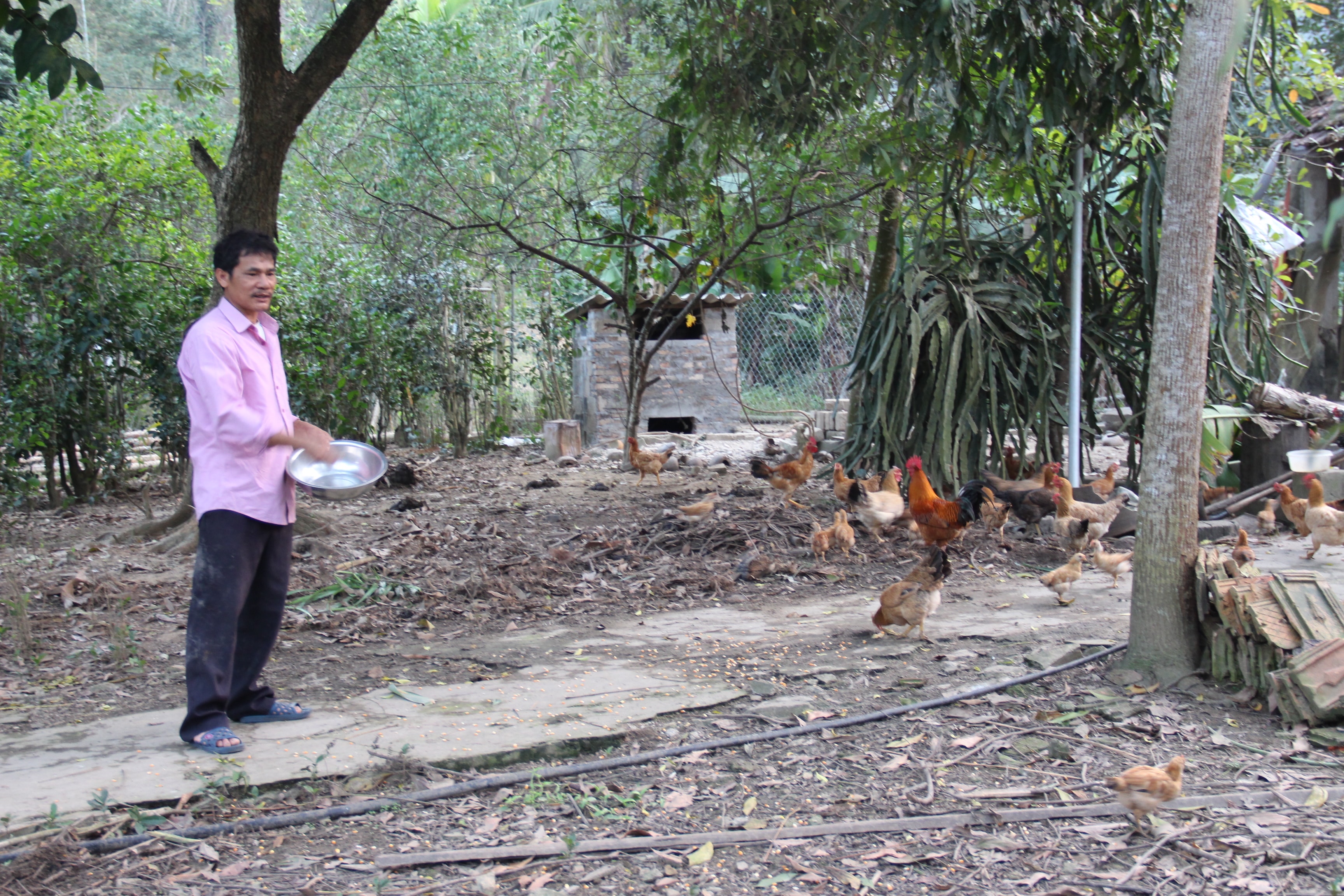 Bí thư bản Lâm hội tiên phong phát triển kinh tế. Ảnh: Bình Nguyên