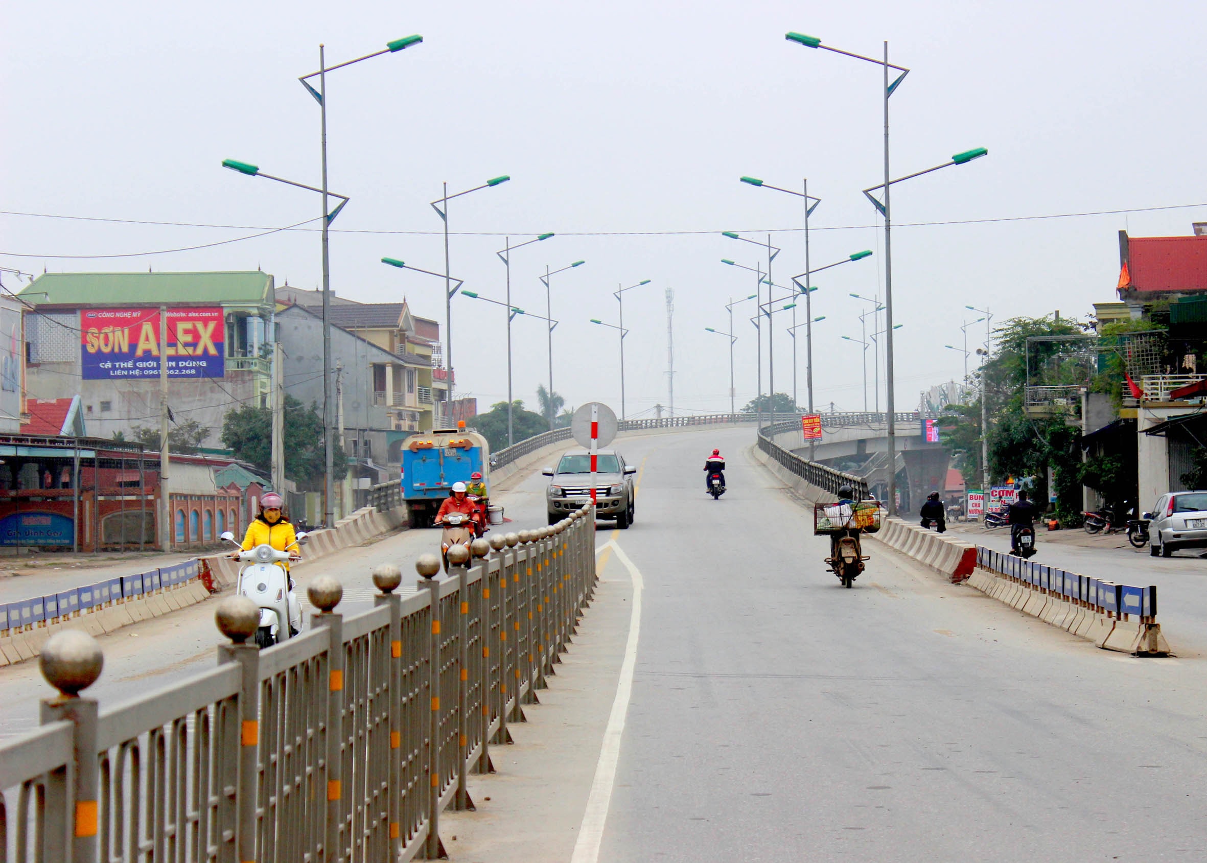 Cầu vượt đường sắt Bắc-Nam qua xã Nghi Kim, thành phố Vinh. Ảnh: Quang An