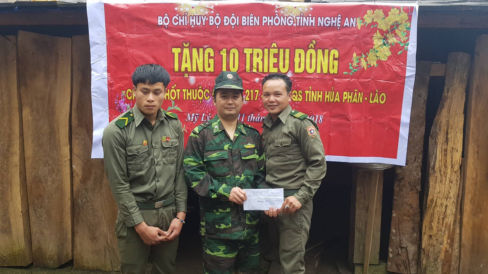 Tặng quà Tổ chốt thuộc Đại đội 217 Bộ Chỉ huy Quân sự tỉnh Hủa Phăn - Lào. Ảnh: Hải Thượng
