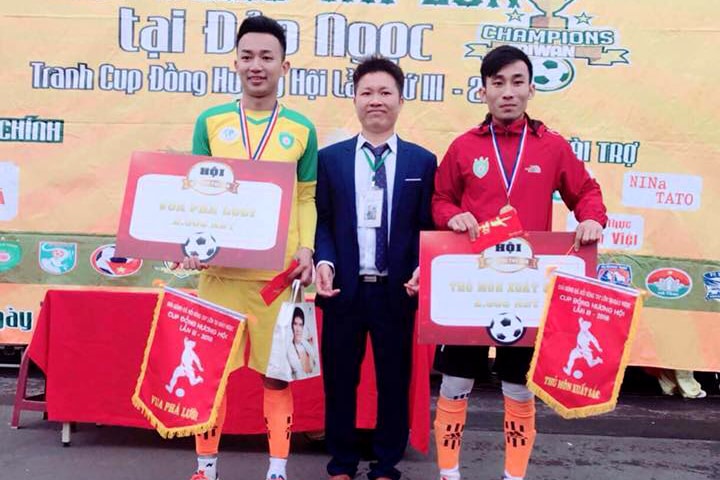 Ngoài ra, 2 VĐV đội Fc Nghệ An còn giành giải Thủ môn xuất sắc và Vua phá lưới. Ảnh: Văn Hải