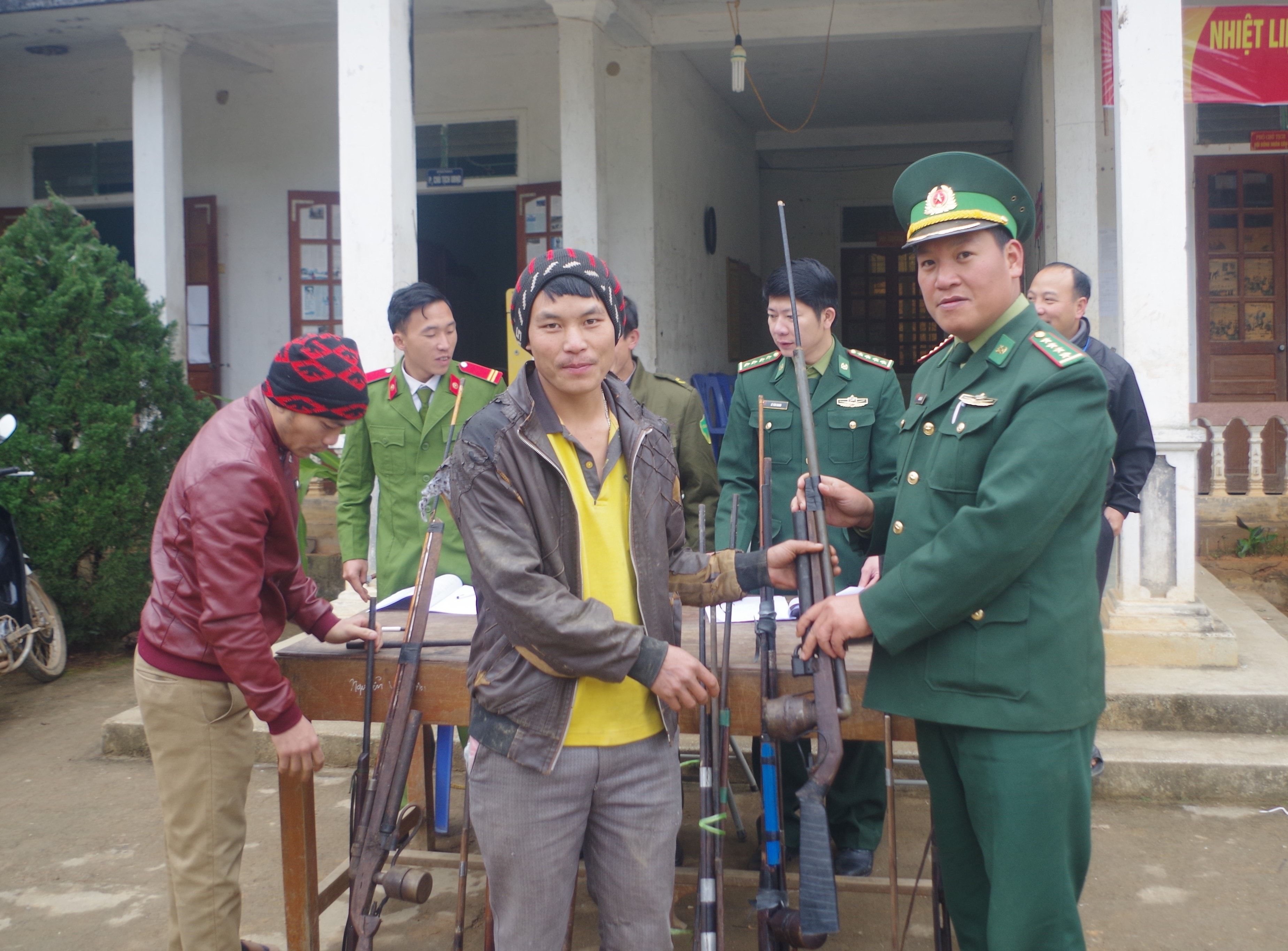 Để đảm bảo an toàn địa bàn trong dịp Tết Nguyên đán, các đơn vị BĐBP đã mở đợt cao điểm tuyên truyền vận động quần chúng nhân dân giao nộp vũ khí, vật liệu nổ, công cụ hỗ trợ, pháo các loại. Trước Tết Nguyên đán BĐBP đã thu hồi được hàng trăm súng tự chế, vật nổ, hàng chục kg pháo… Ảnh: Hùng Phong