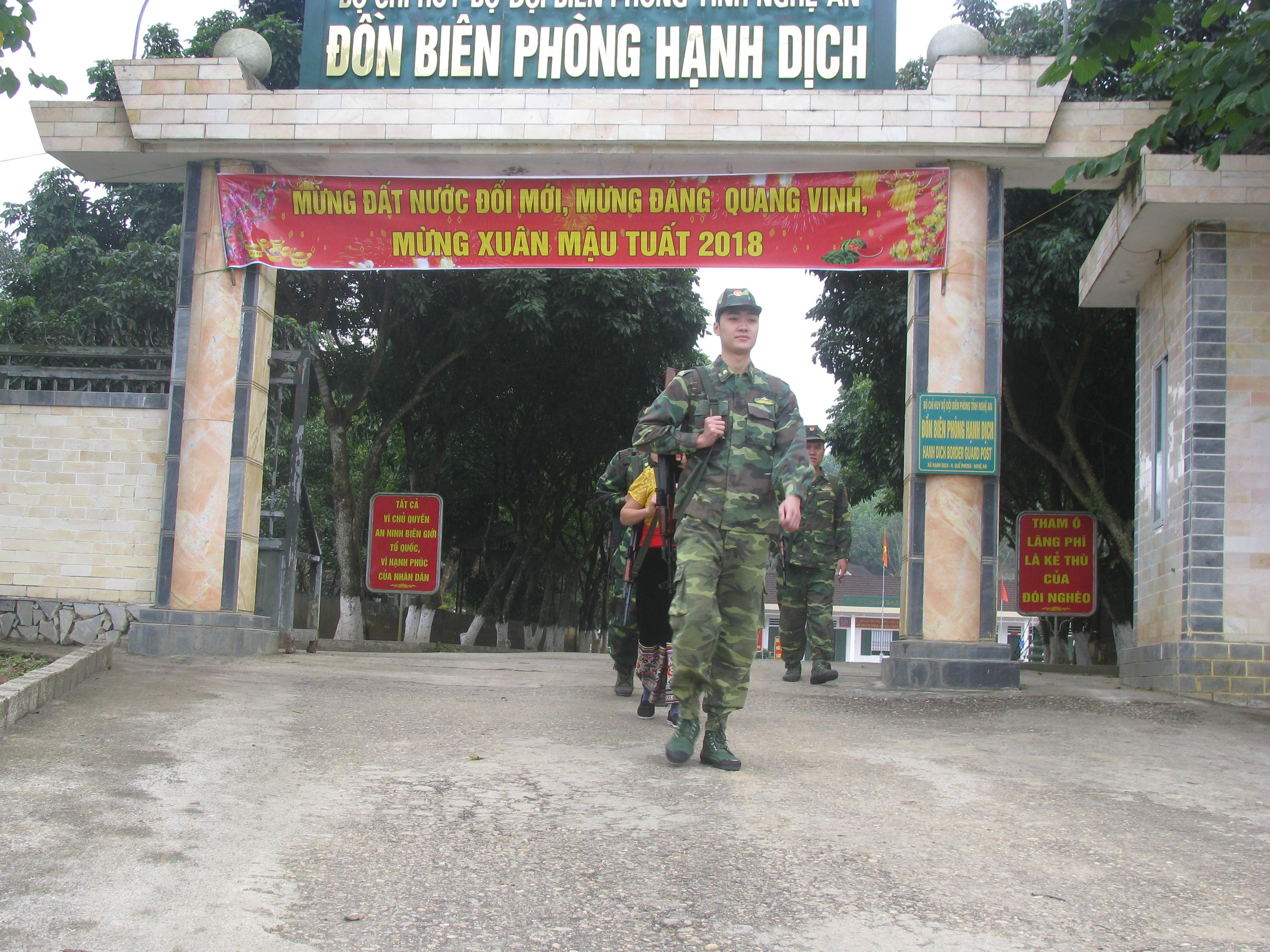 Trong những ngày Tết, các đội tuần tra của các đơn vị cùng dân quân địa phương lên đường giữ gìn sự bình yên của biên giới. Ảnh: Hùng Phong