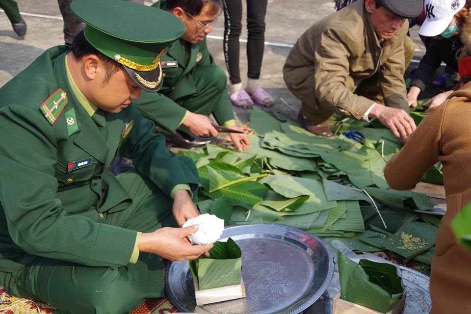 Tại các địa bàn từ biên giới đất liền đến ven biển, các đơn vị ngoài nhiệm vụ chính trị còn tổ chức các hoạt động vui Tết đón Xuân cùng đồng bào, trong đó nổi bật là hoạt động gói bánh chưng xanh tặng đồng bào nghèo đón Tết. Ảnh: Hùng Phong