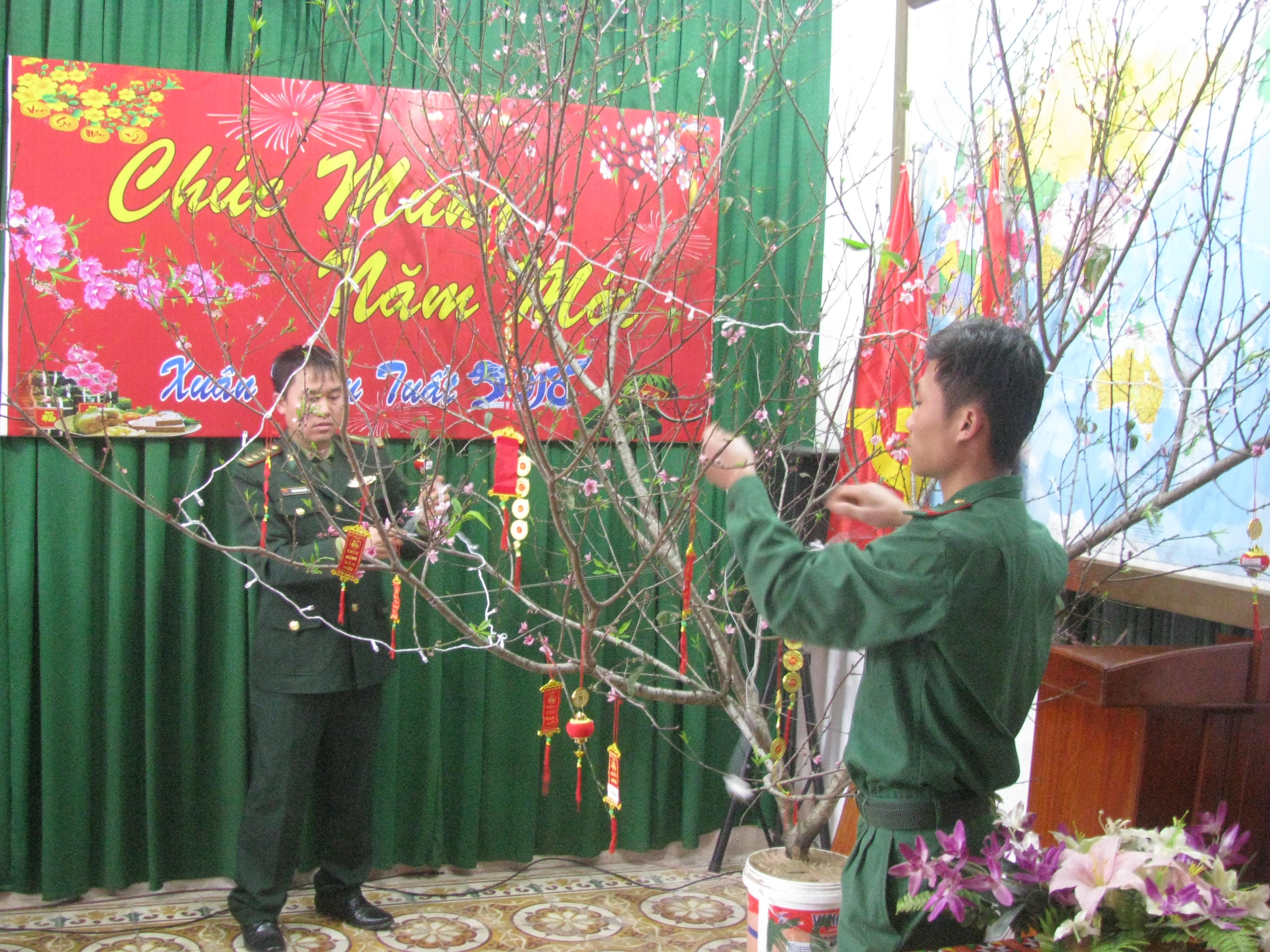Sắc đào đưa không khí Tết về với các chiến sỹ biên phòng. Ảnh: Hùng Phong